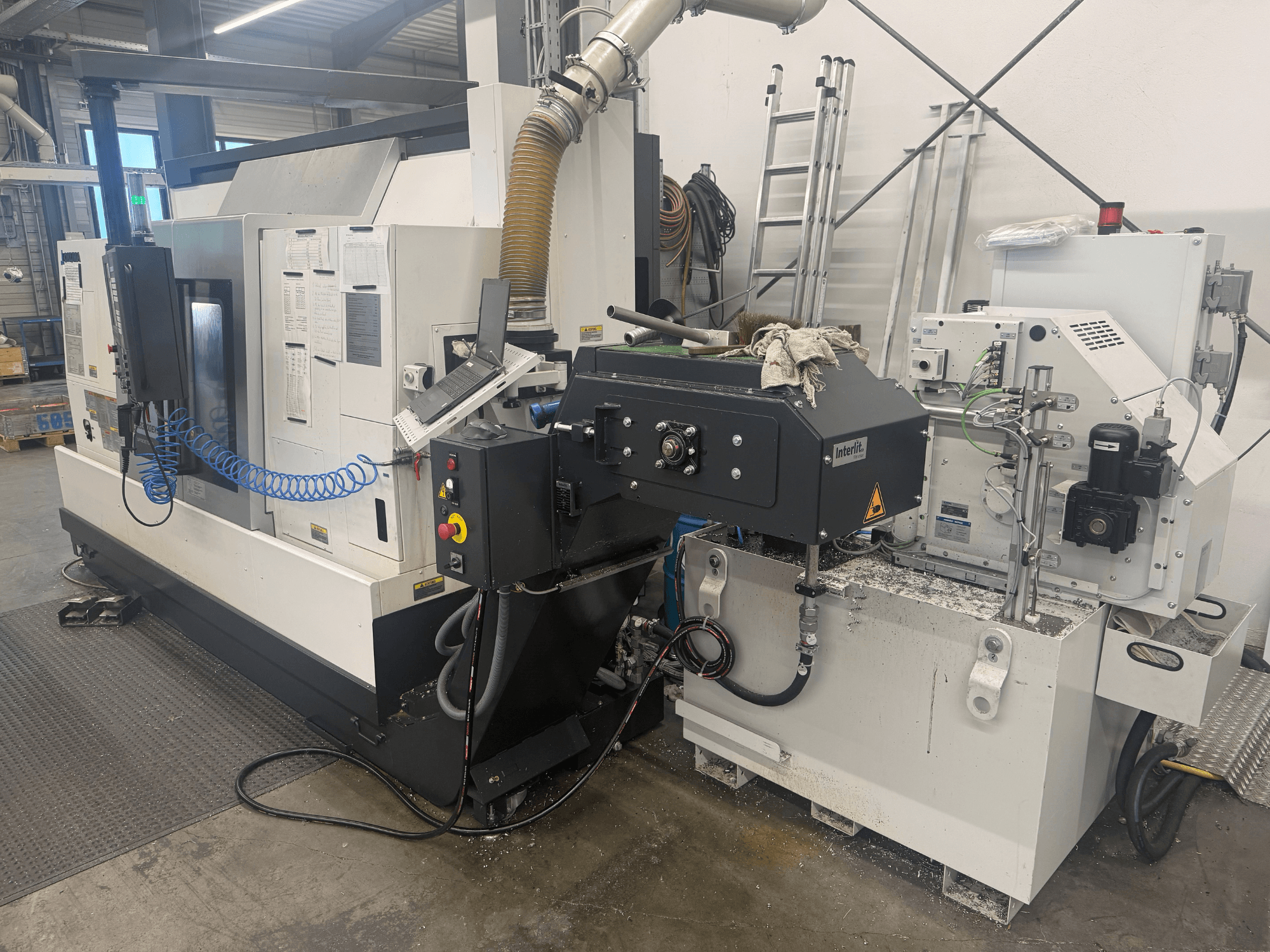 Okuma LB3000II-MYC 950 horizontalios tekinimo staklės, priekinis vaizdas, valdymo skydelis ir aušinimo skysčio sistema.