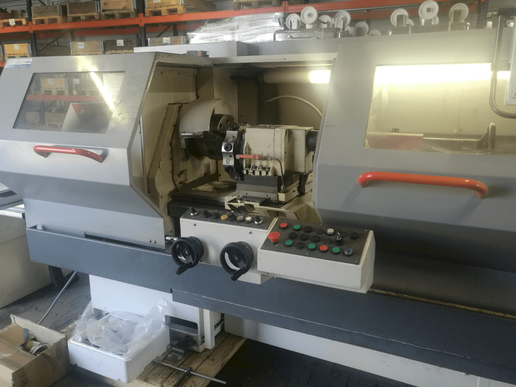 KOVOSVIT MAS MT 54 CNC Mašinos vaizdas iš priekio