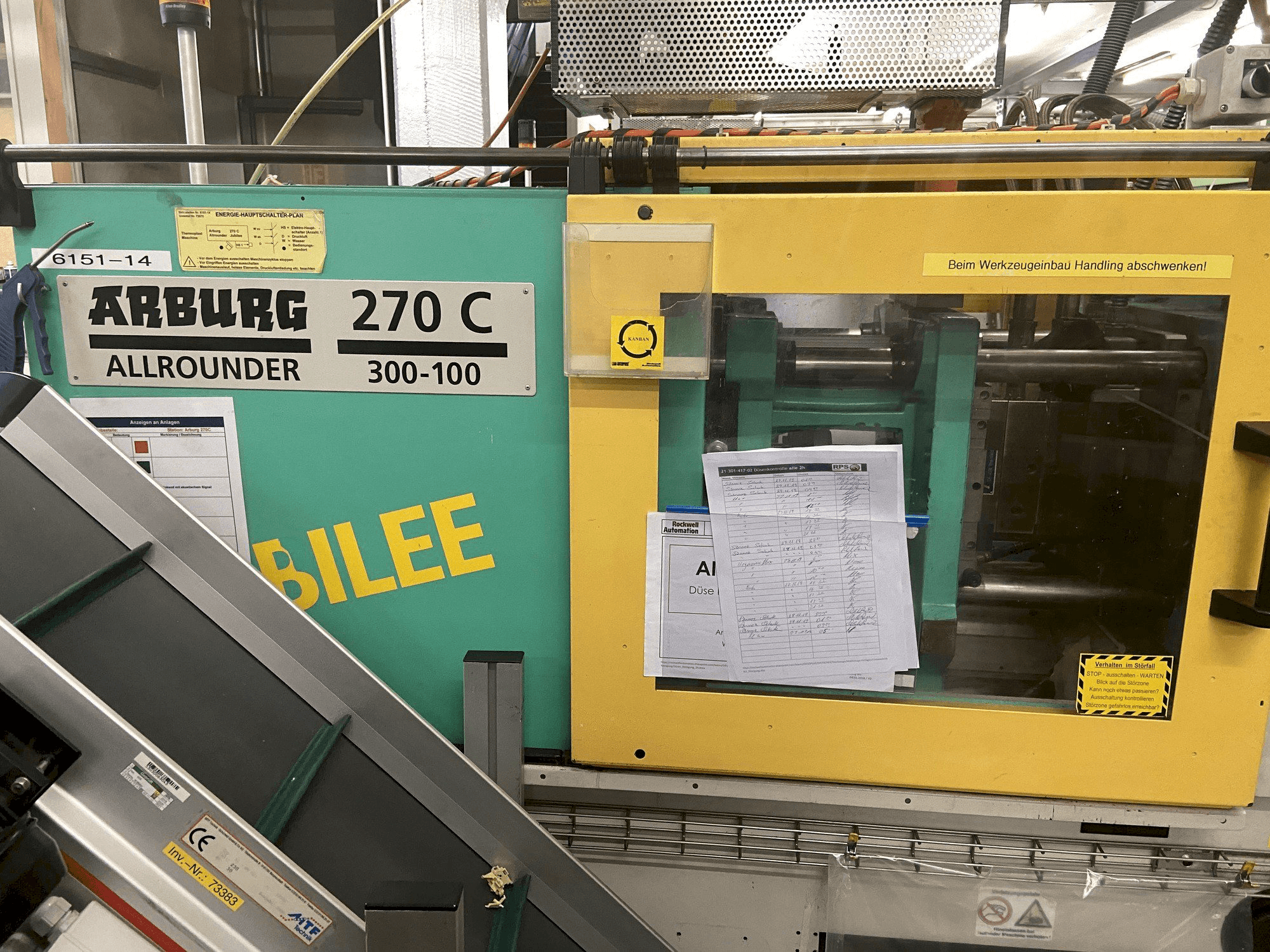 Arburg 270 C 300-100 Mašinos vaizdas iš priekio