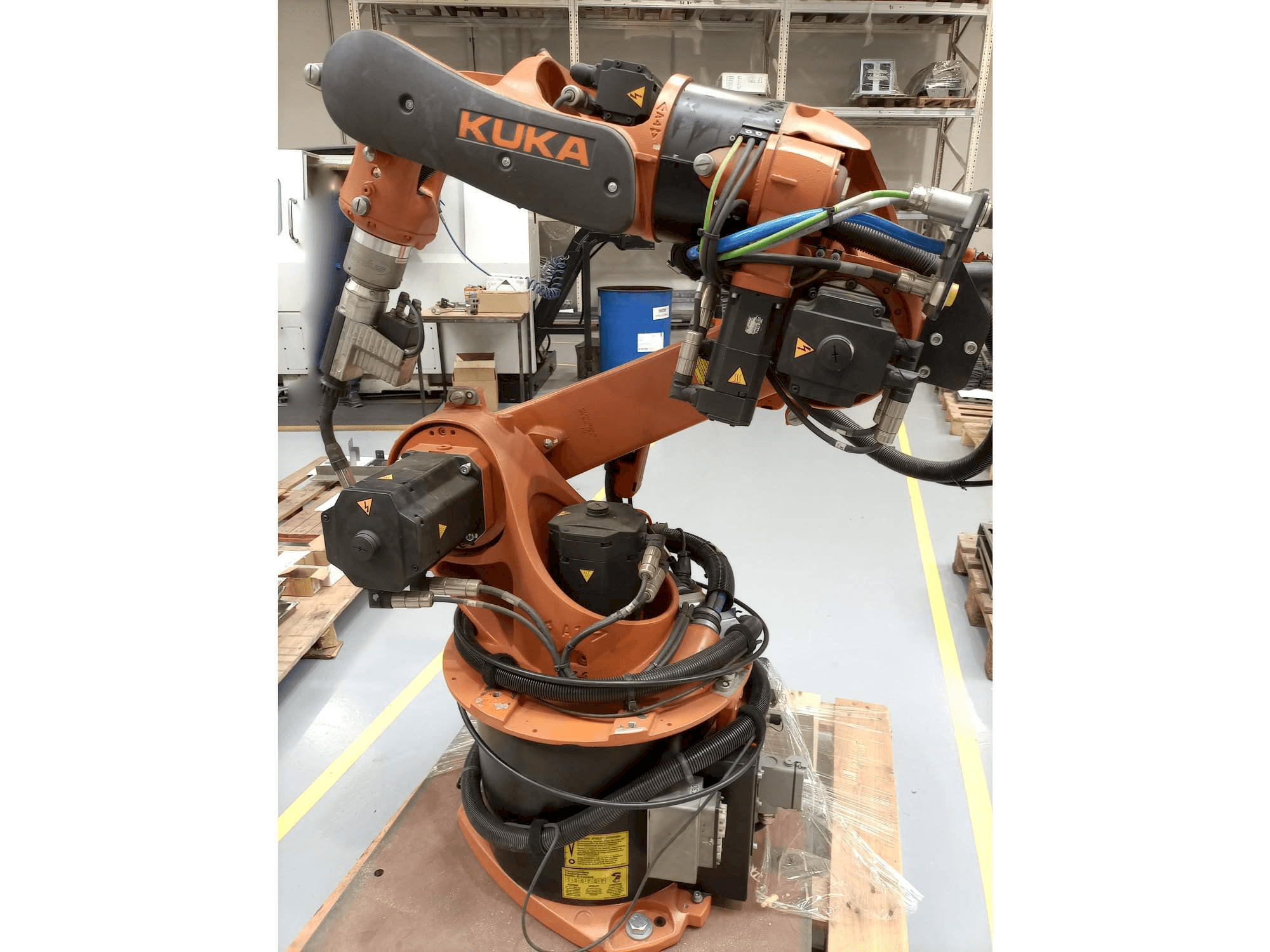 KUKA KR16 ARC HW Mašinos vaizdas iš priekio