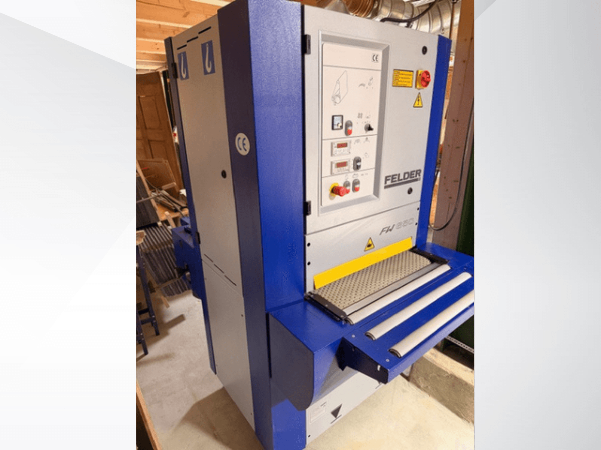 Felder FH 930 obliavimo staklės, vaizdas iš priekio, matomas valdymo skydelis, saugos elementai ir įleidimo/išleidimo ritinėliai.