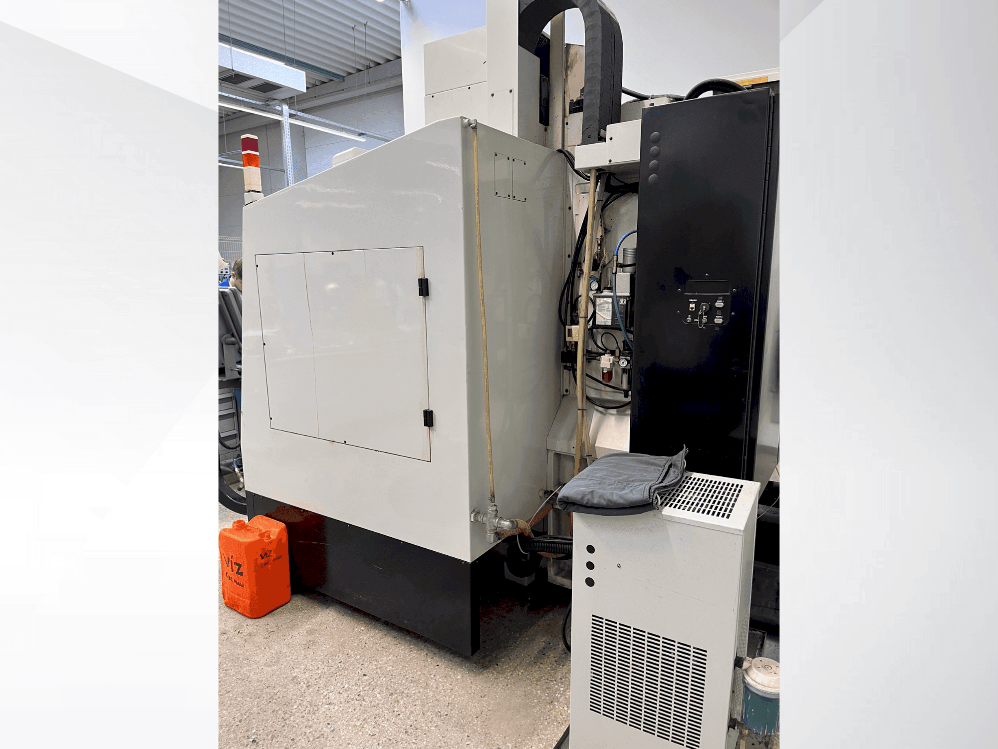 Hurco VMX24S Mašinos vaizdas iš galo