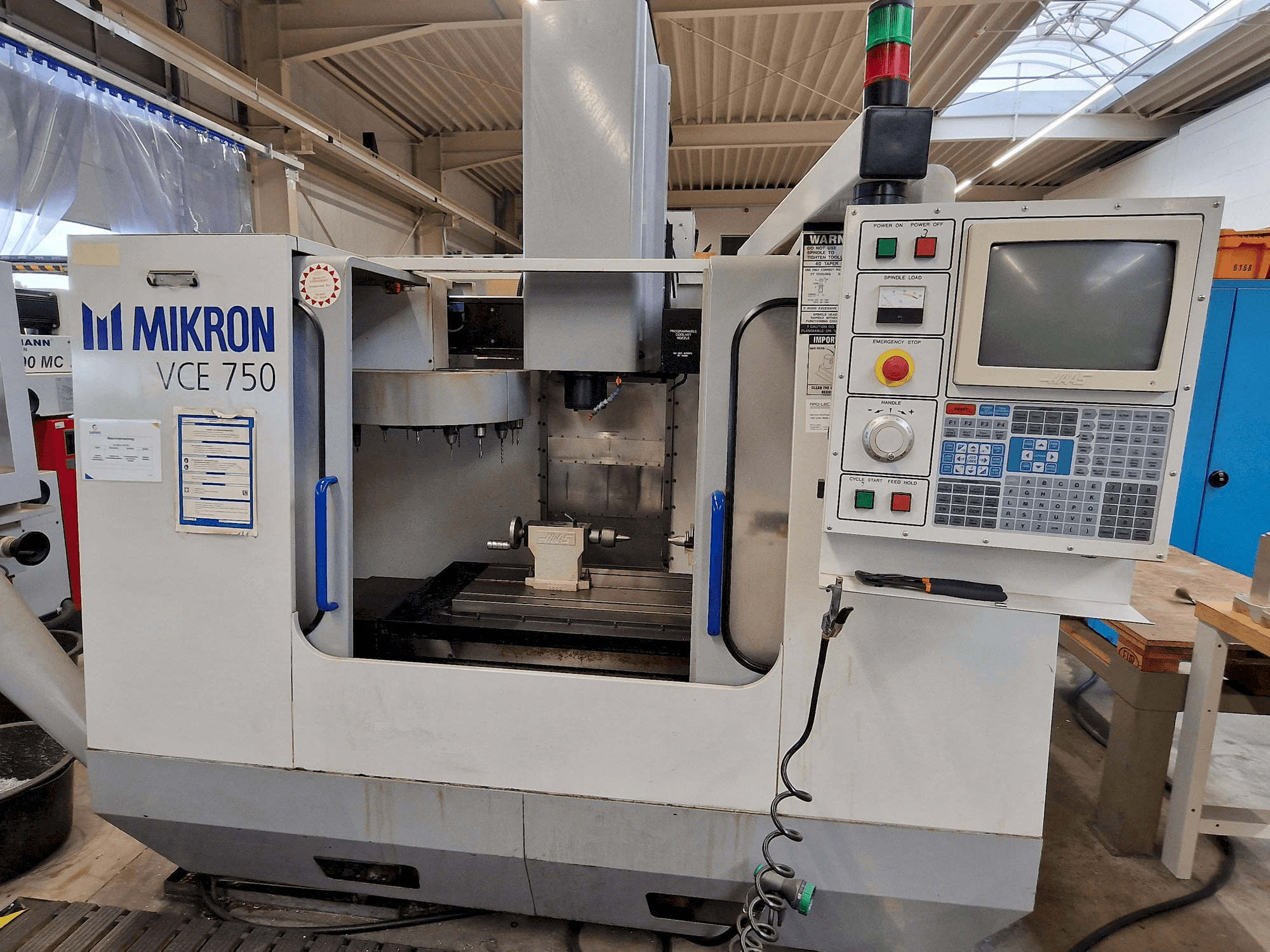 MIKRON Vce 750 Mašinos vaizdas iš priekio