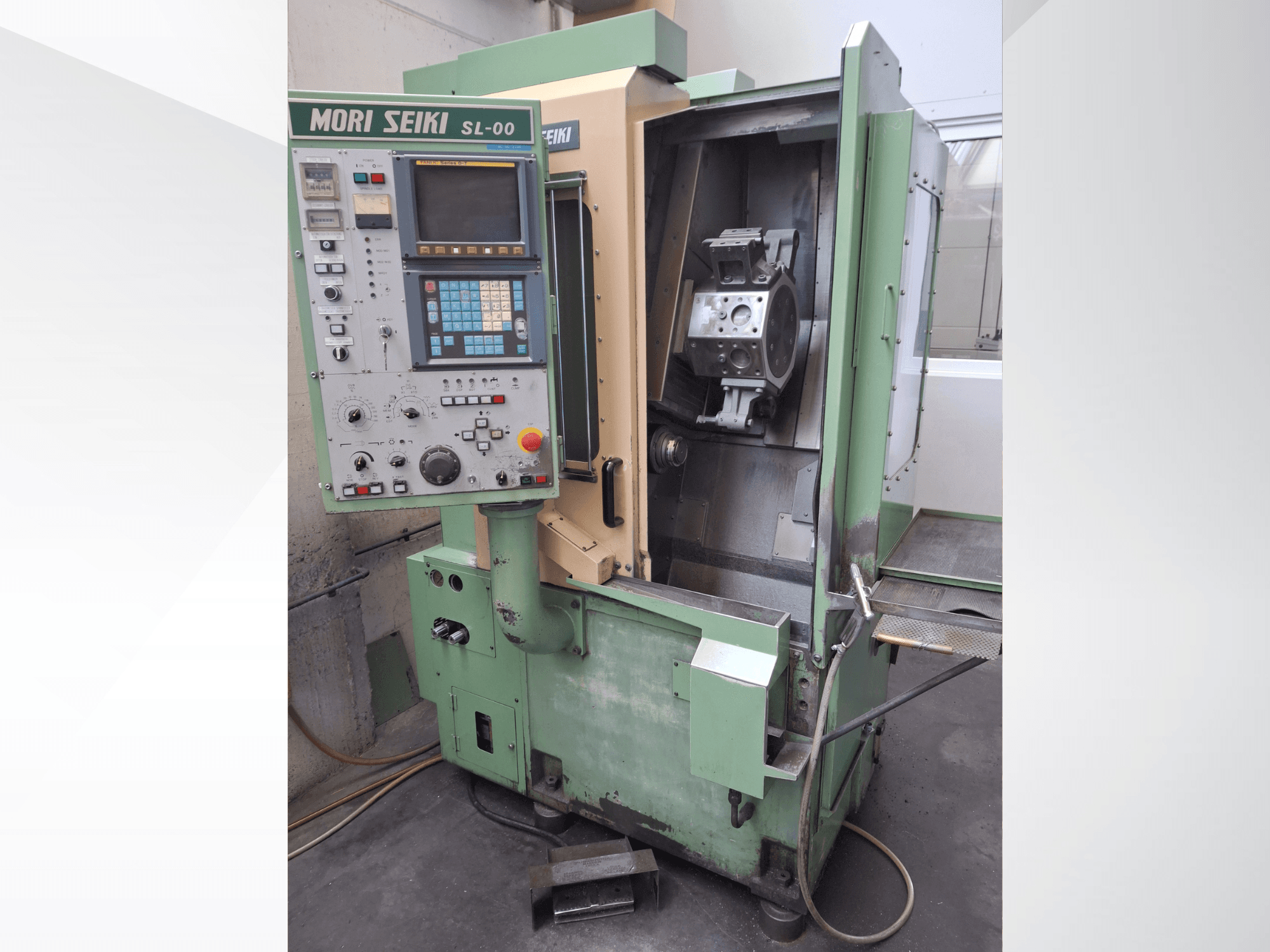 Horizontalios tekinimo staklės DMG Mori Seiki SL-00, kuriose matomas valdymo skydelis ir atviras priekinis darbo zonos vaizdas su matoma apdirbama detale.