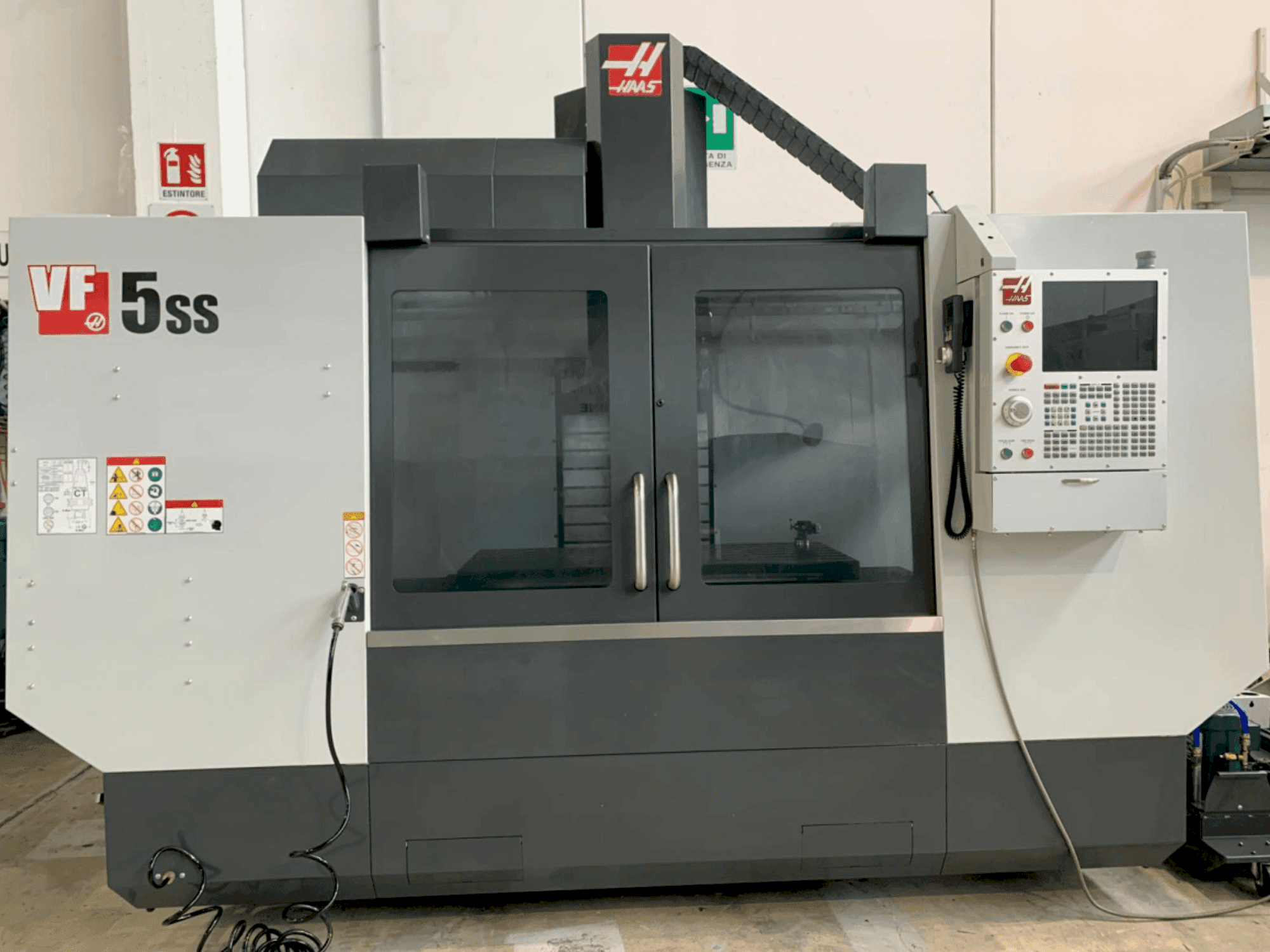 HAAS VF5SS Mašinos vaizdas iš priekio