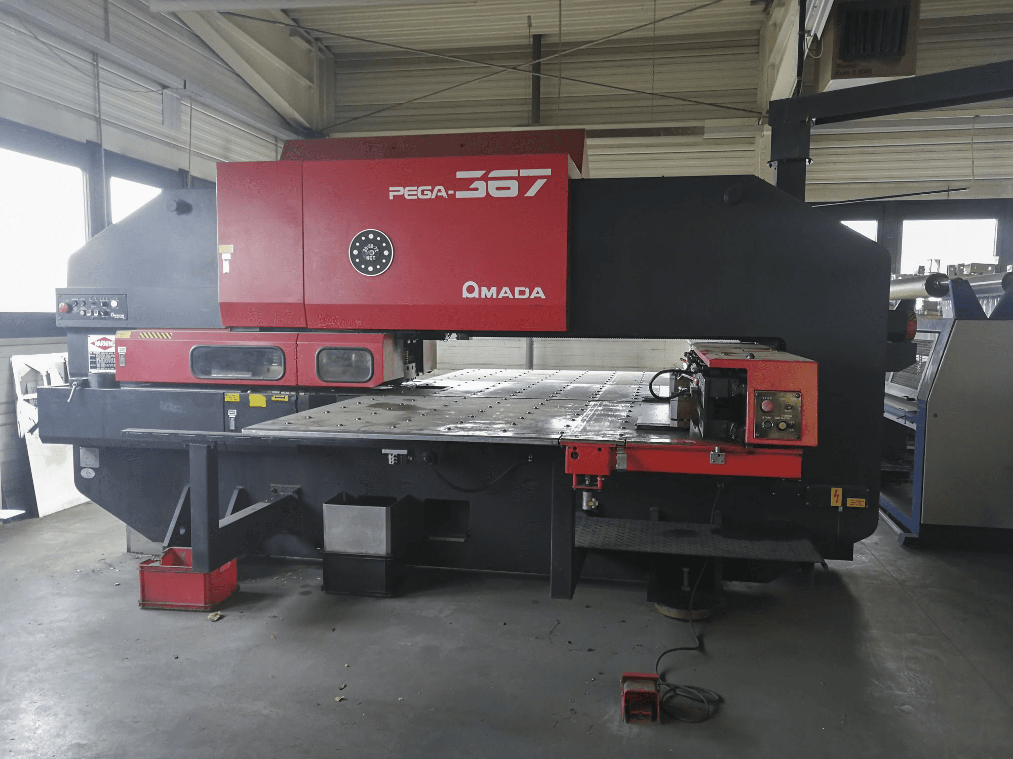 AMADA PEGA 367 Mašinos vaizdas iš priekio