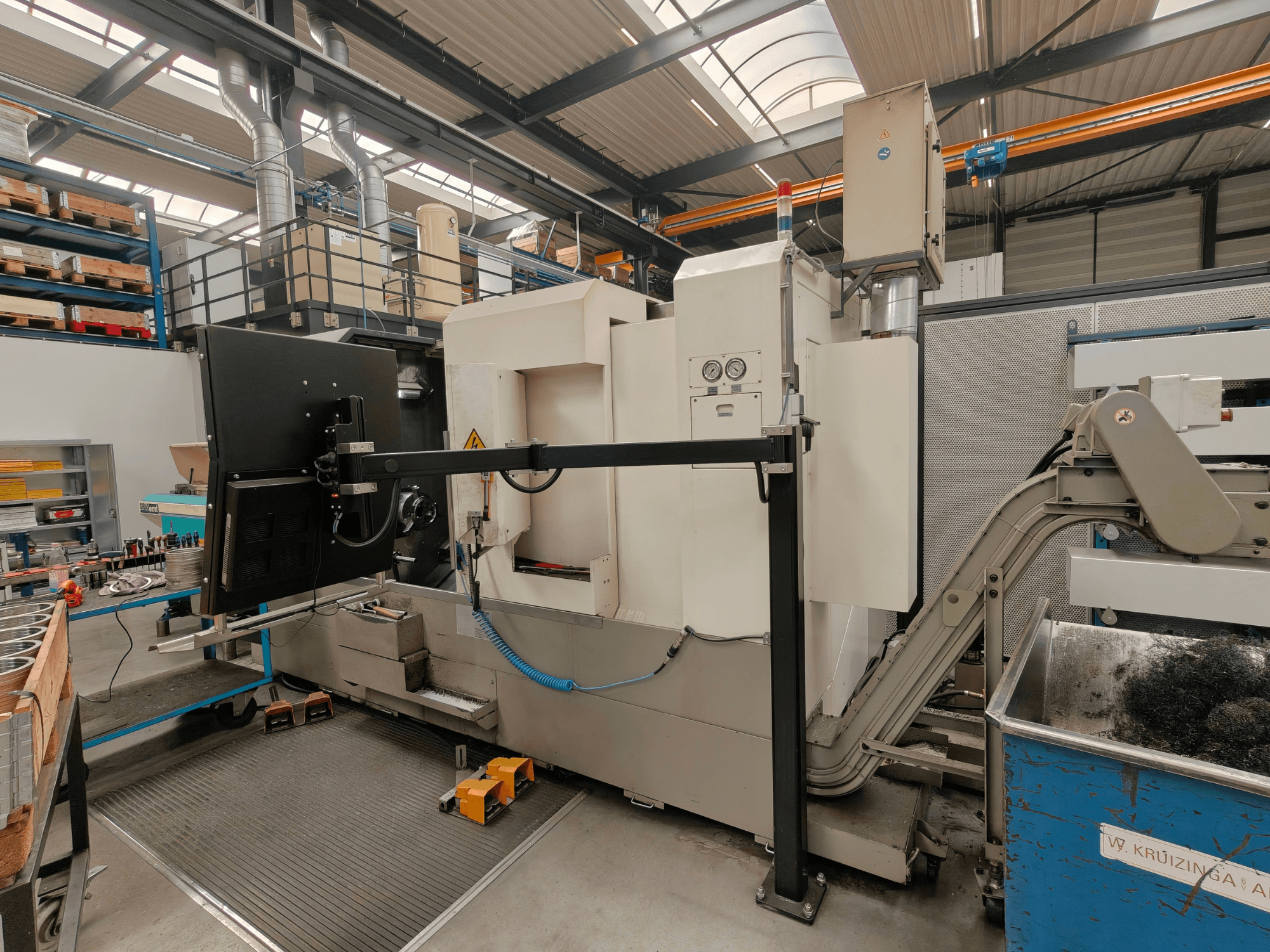 Horizontaliojo tekinimo staklės "Victor Vturn A26", vaizdas iš šono, su valdymo skydeliu, drožlių transporteriu ir pramonine darbo vieta.