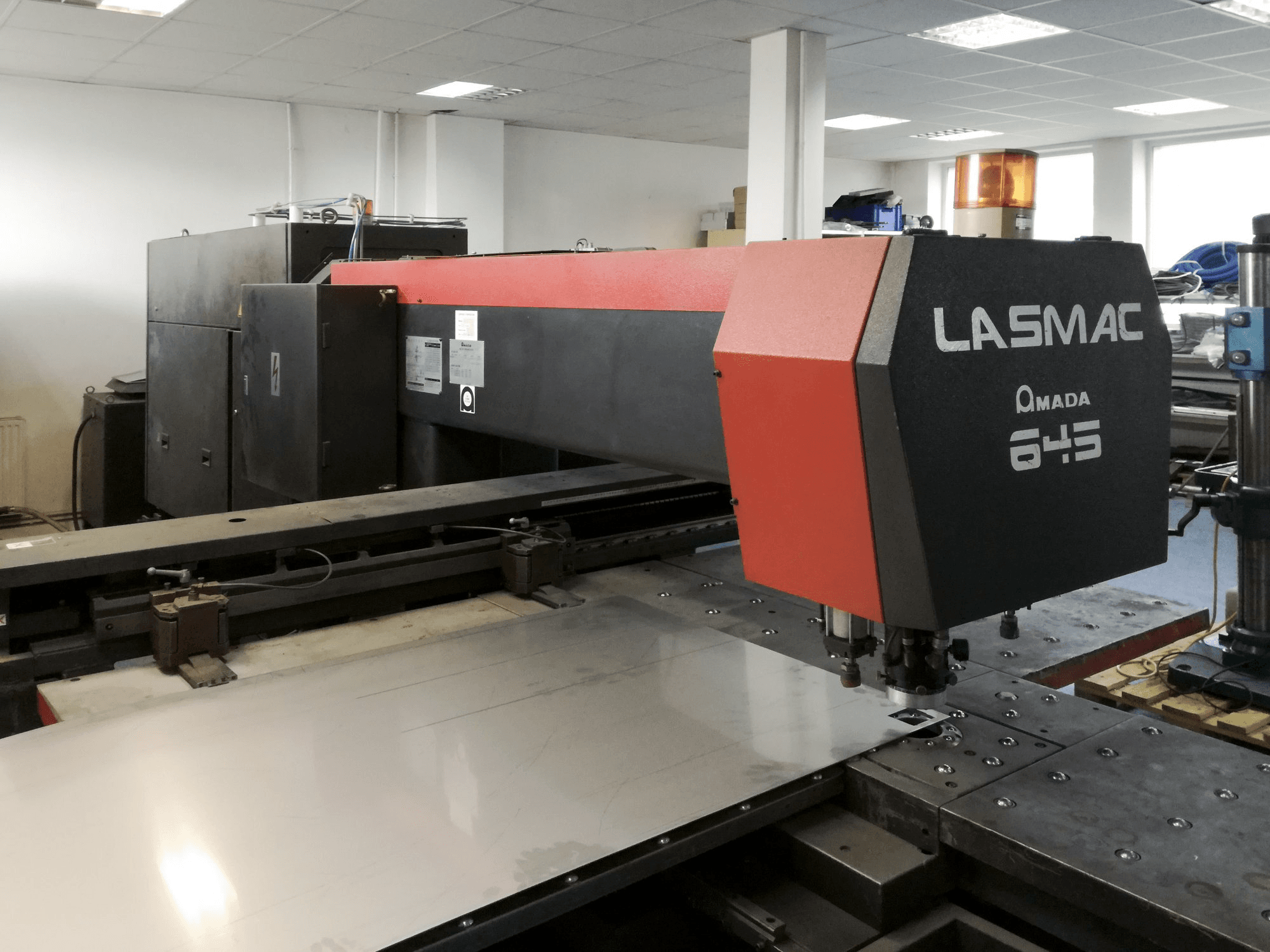AMADA LCE 645 Mašinos kairės pusės vaizdas