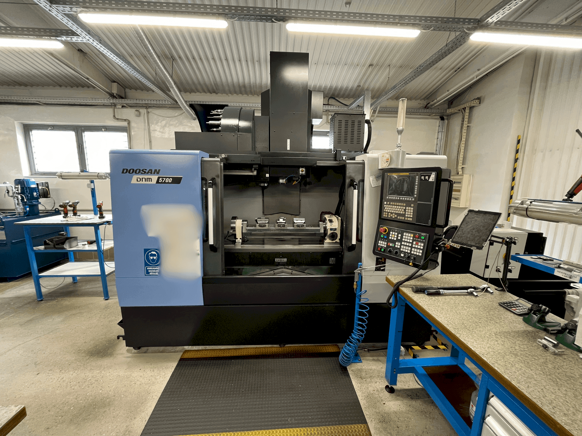 DOOSAN DNM 5700 Mašinos vaizdas iš priekio