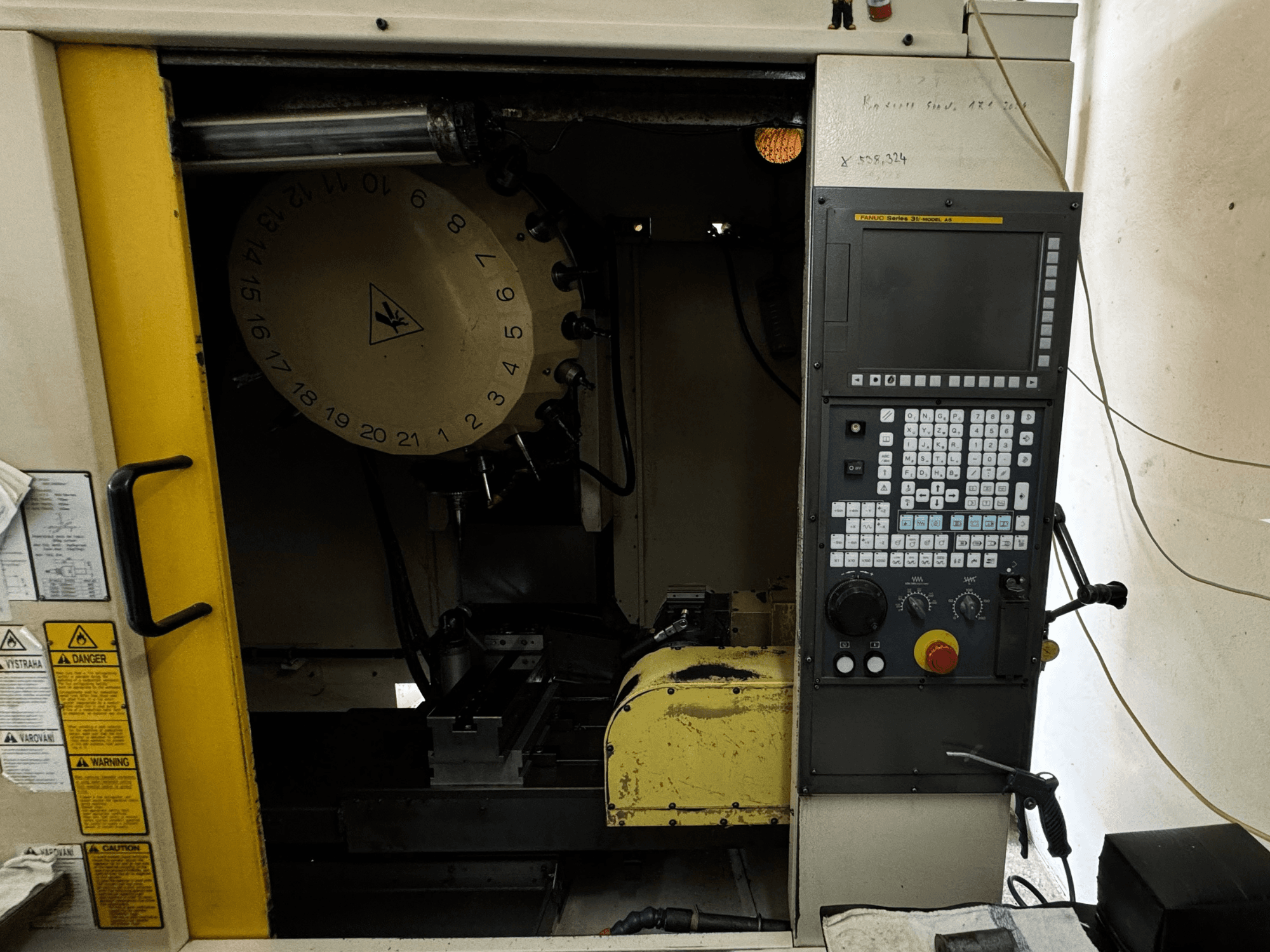 FANUC Robodrill alpha-T21iFL vertikalusis apdirbimo centras, priekinis vaizdas, kuriame matomas valdymo skydelis ir įrankių dėtuvė.
