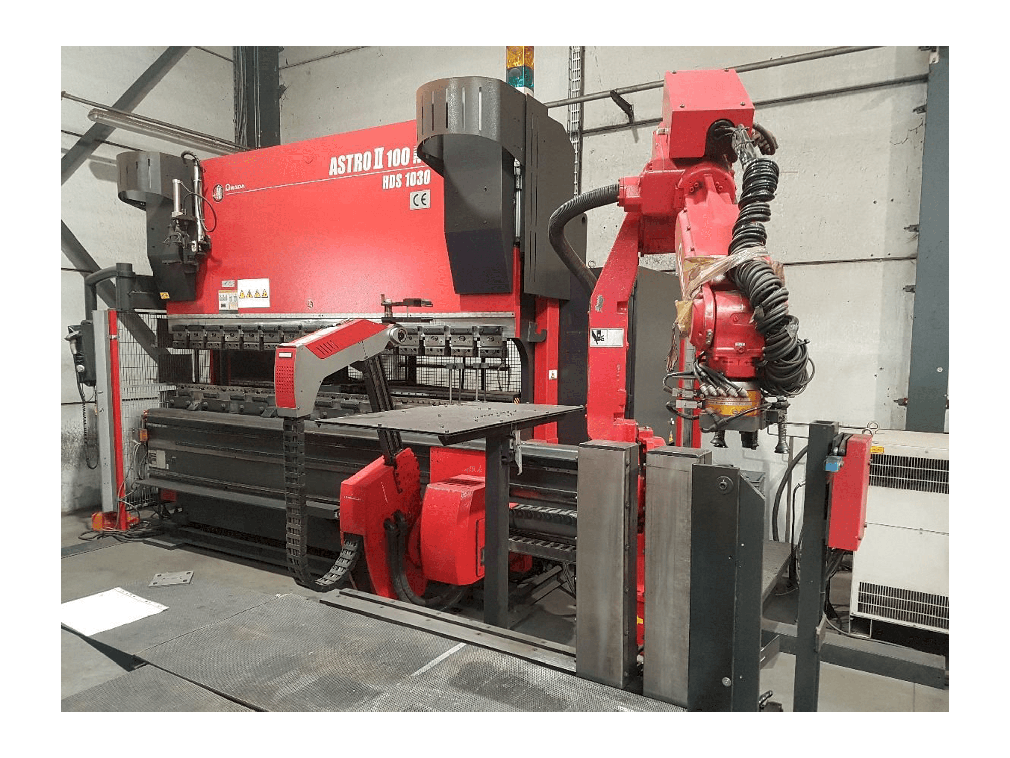 AMADA Astro II 100NT HDS 1030 Mašinos vaizdas iš priekio