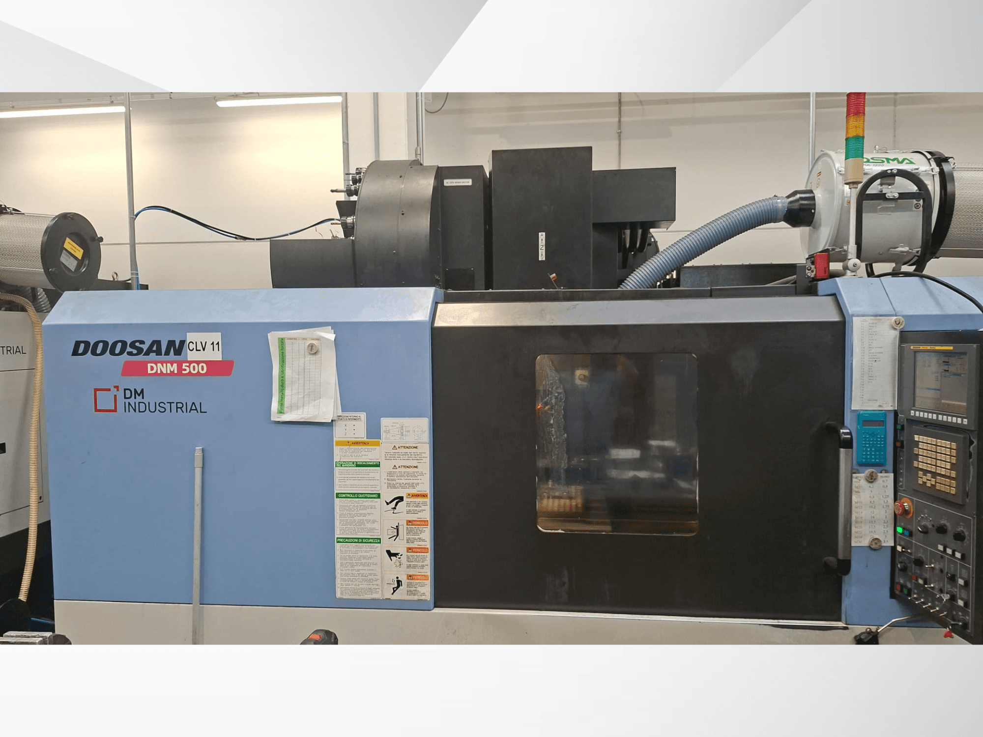 „DOOSAN DNM 500“ vertikalaus apdirbimo centro vaizdas iš šono, kuriame matomas valdymo pultas ir veikimo elementai.
