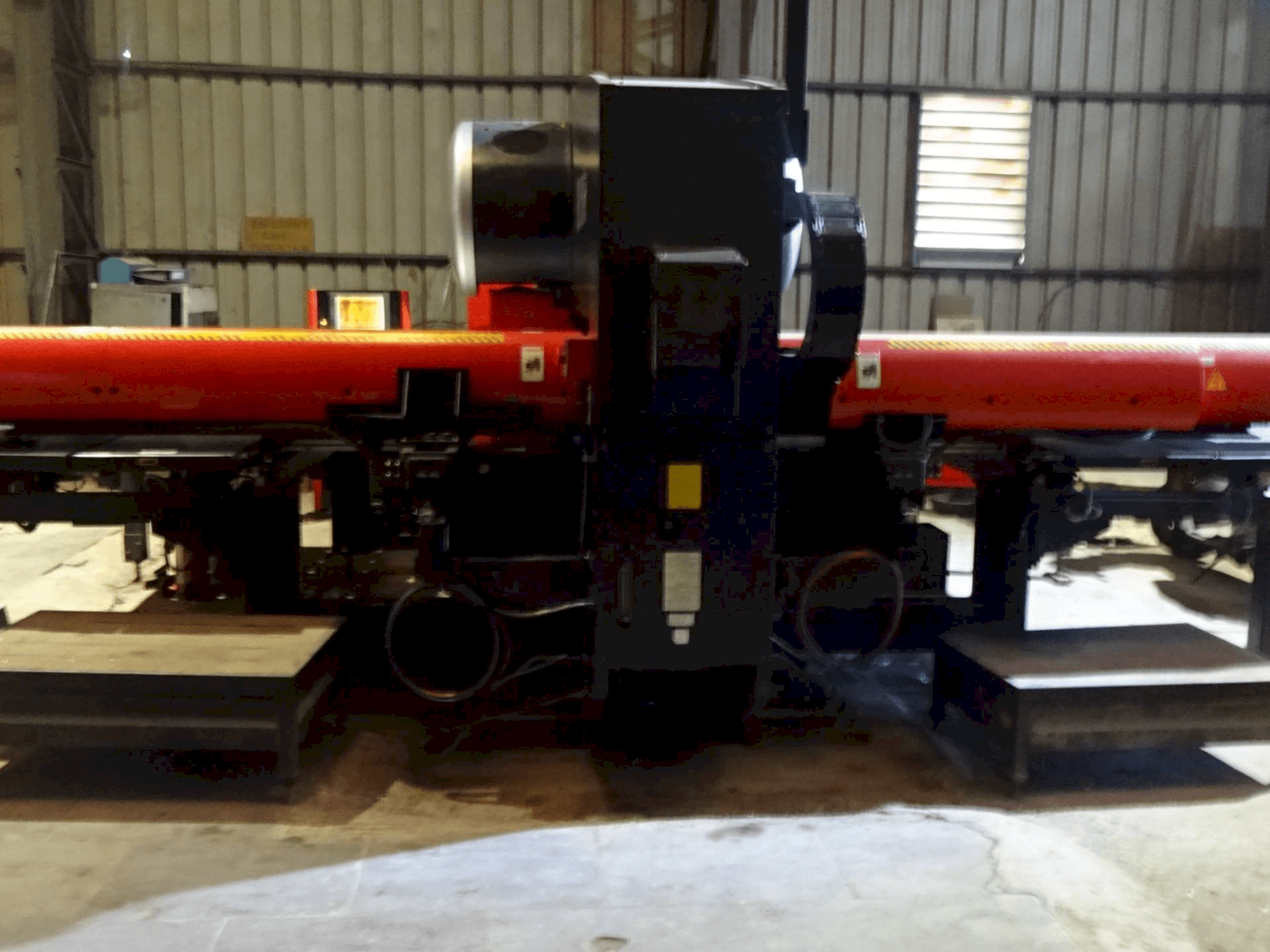 AMADA EM 2510 NT Mašinos vaizdas iš priekio