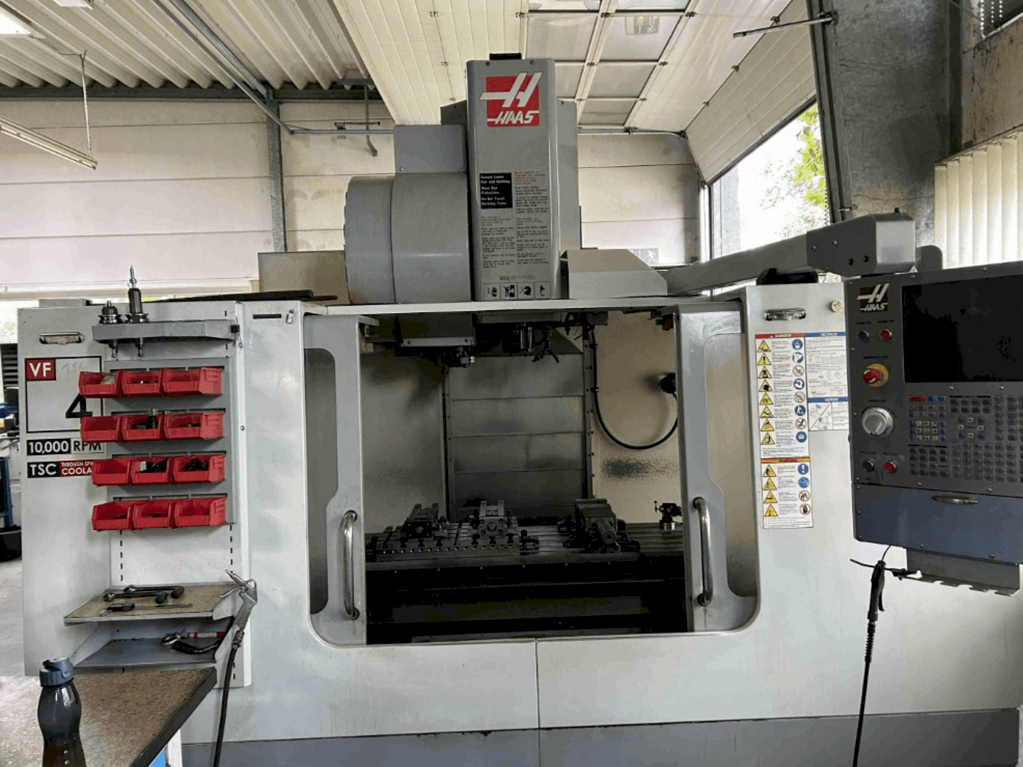 HAAS VF4 BHE Mašinos vaizdas iš priekio