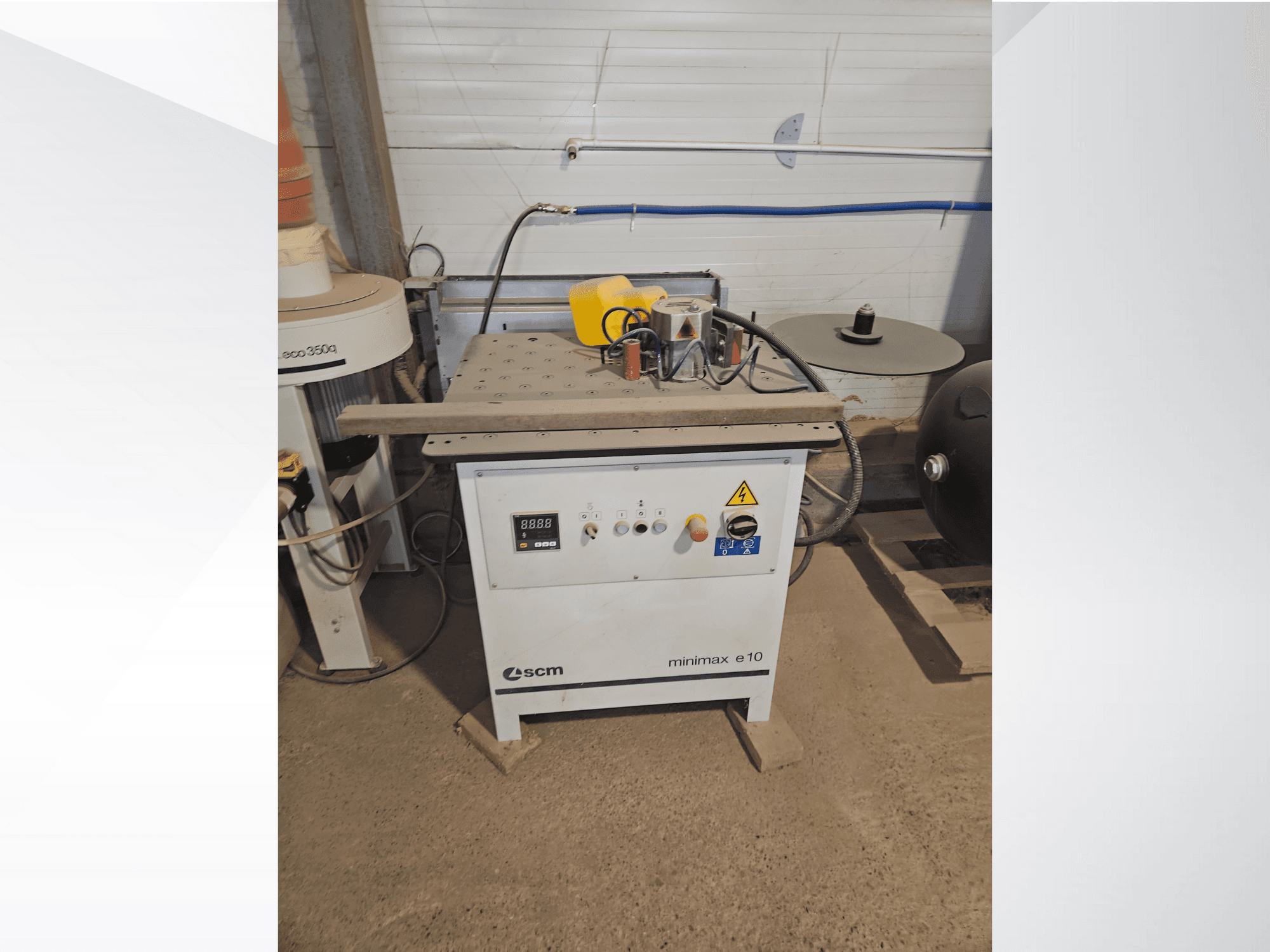 SCM Minimax E10 medžio apdirbimo staklės, vaizdas iš priekio, su valdymo skydeliu, dulkių prievadu ir reguliuojamu darbo paviršiumi.