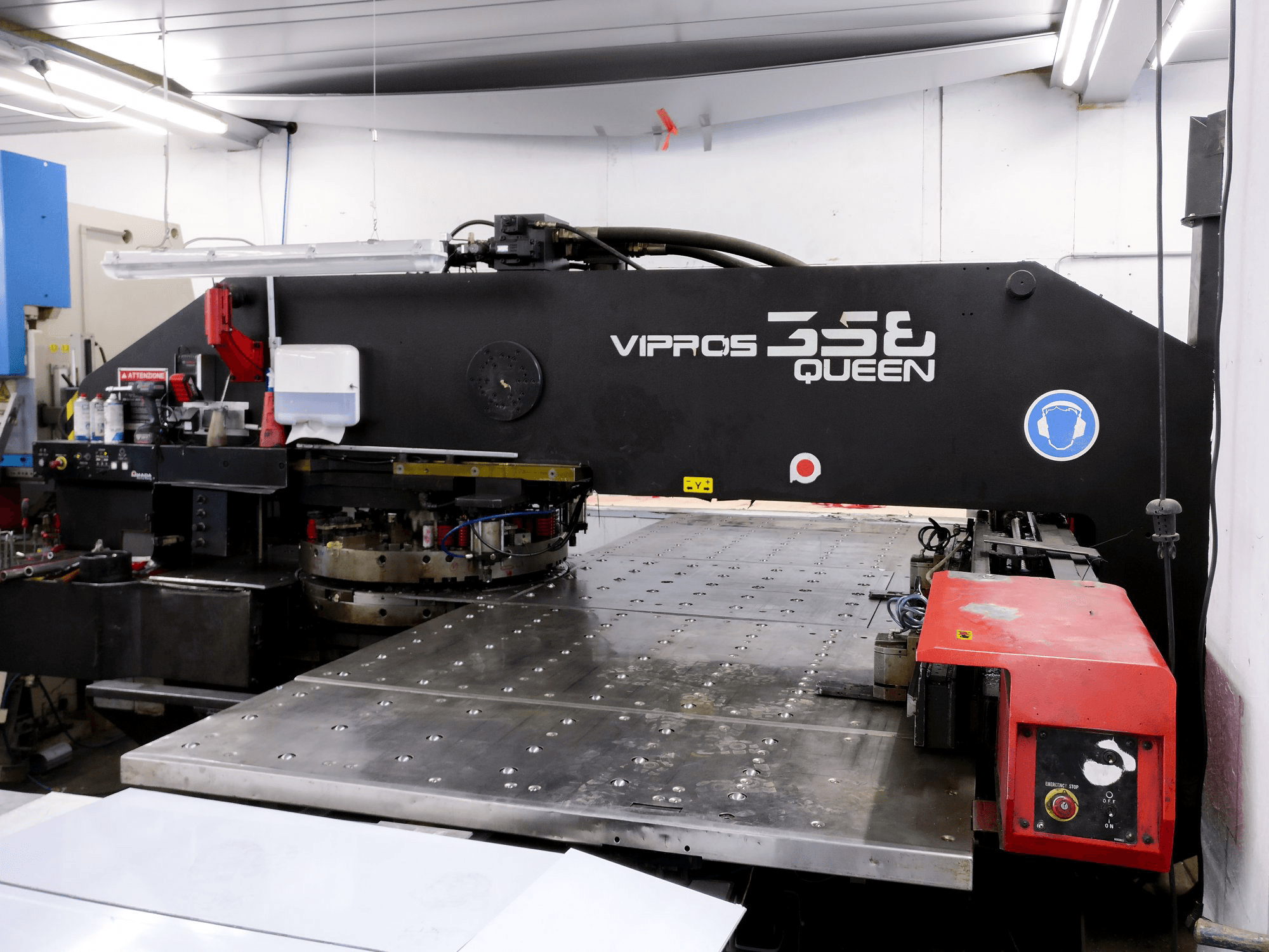 AMADA Vipros 358 QUEEN Mašinos dešinės pusės vaizdas