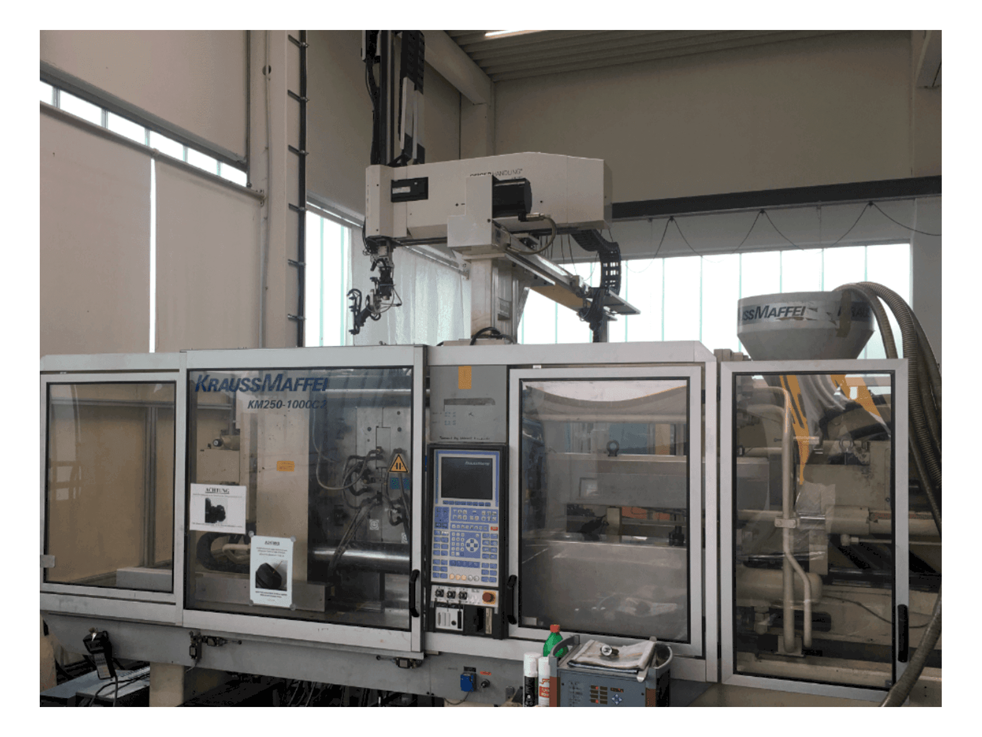 Krauss Maffei 250-1000 C2 Mašinos vaizdas iš priekio