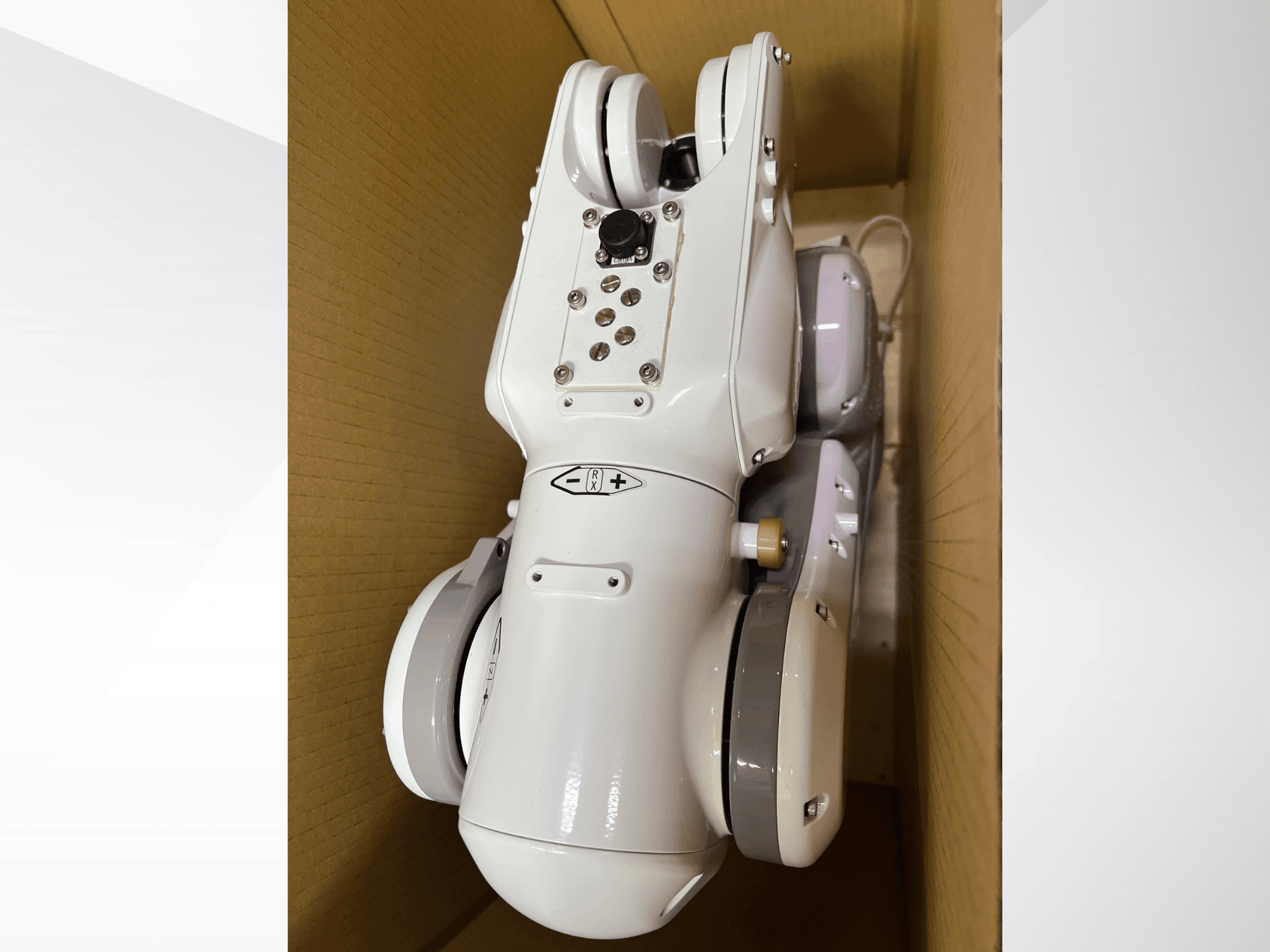NACHI MZ04D roboto ranka, žiūrint iš viršaus, išryškėja elegantiškas baltos spalvos dizainas ir valdymo skydelis su mygtukais ir indikatoriais.