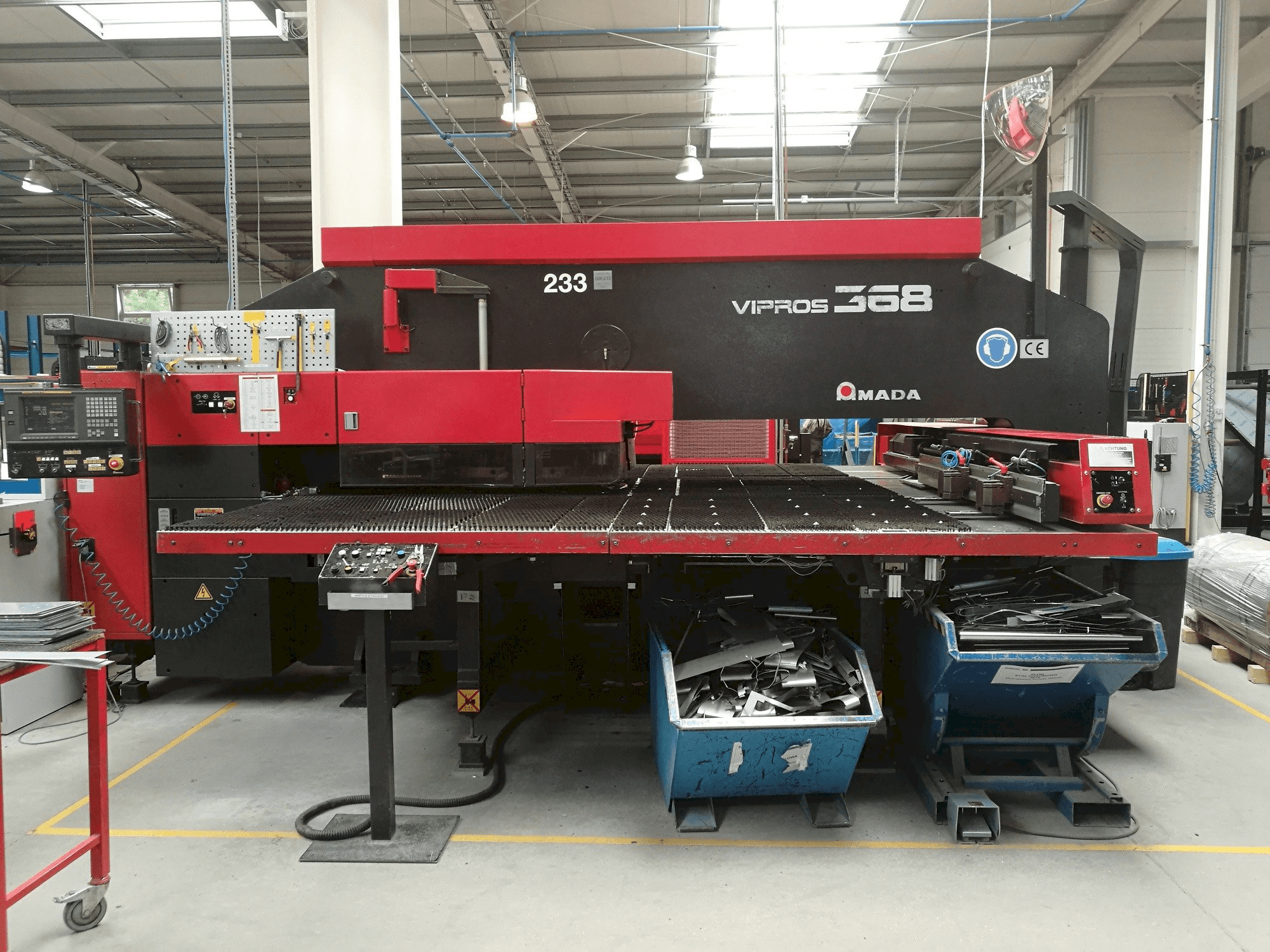 AMADA VIPROS 368 King Mašinos vaizdas iš priekio