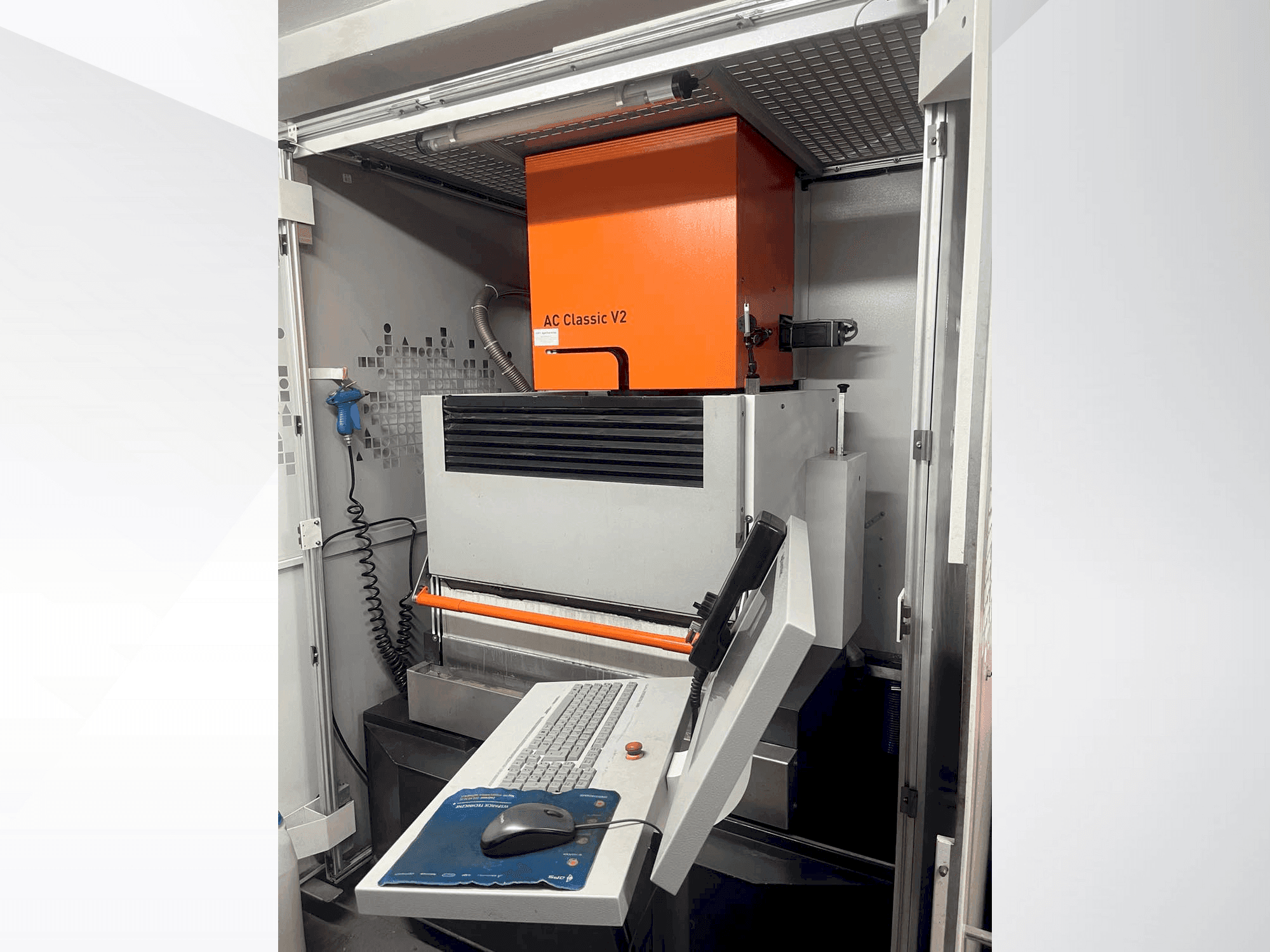 AgieCharmilles Classic V2 Mašinos vaizdas iš priekio