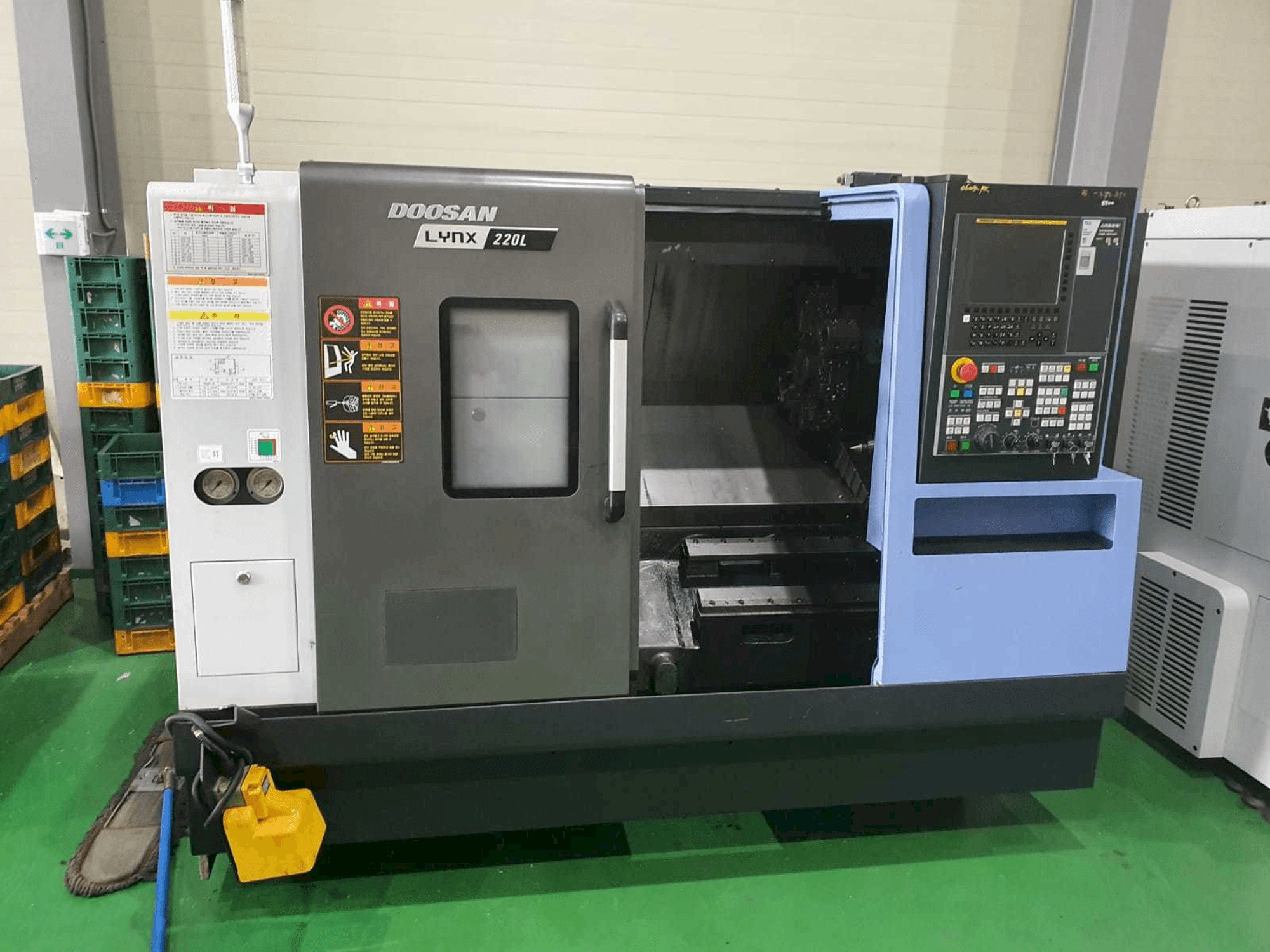 Doosan LYNX 220 LC Mašinos vaizdas iš priekio