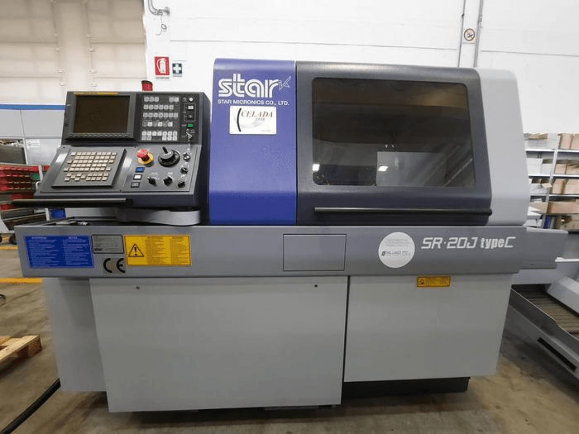 "Star Micronics SR-20J" C tipo CNC staklės, vaizdas iš priekio, valdymo skydelis ir ekranas, kuriame matomi valdymo mygtukai.