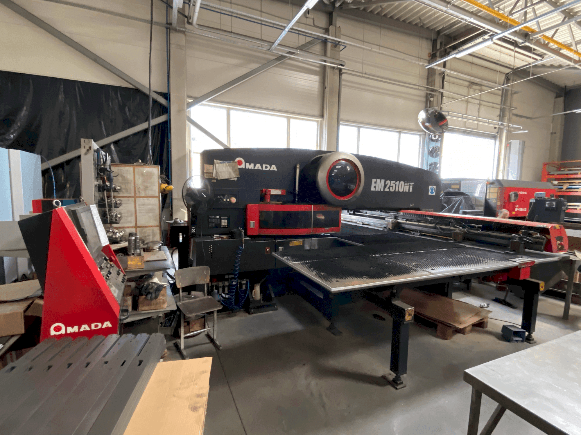 AMADA EM2510NT Mašinos vaizdas iš priekio