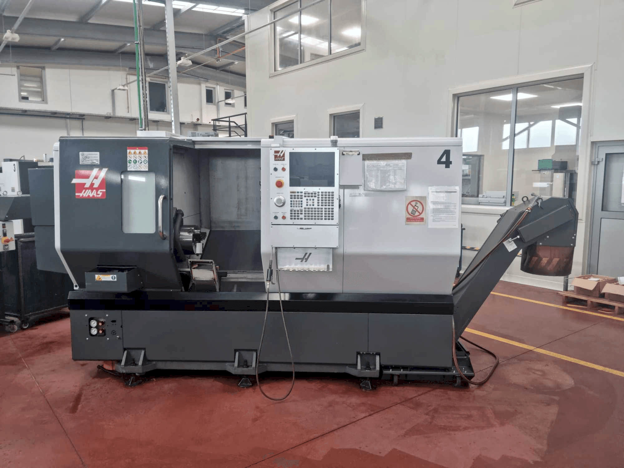 HAAS ST-30Y Mašinos vaizdas iš priekio