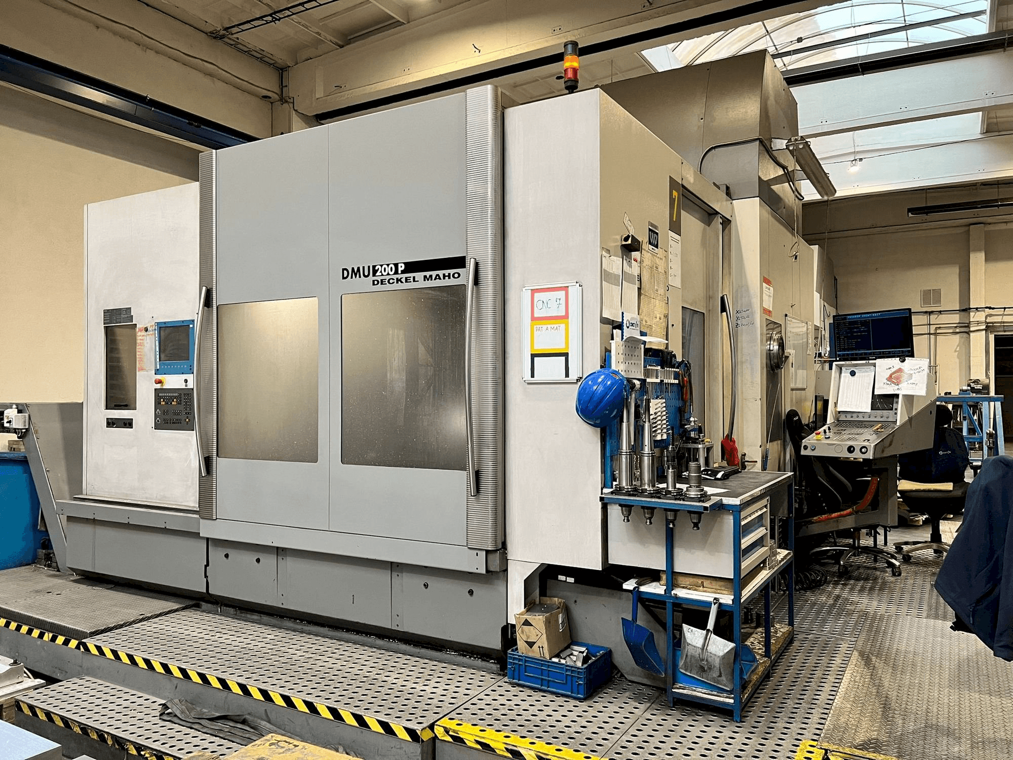 DECKEL MAHO DMU 200P Mašinos vaizdas iš priekio