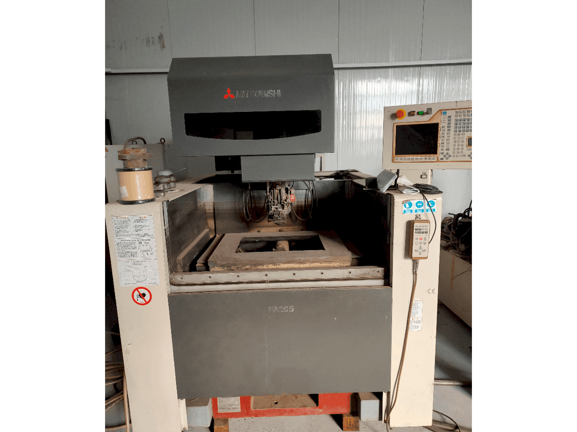 Mitsubishi FA20SM Mašinos vaizdas iš priekio