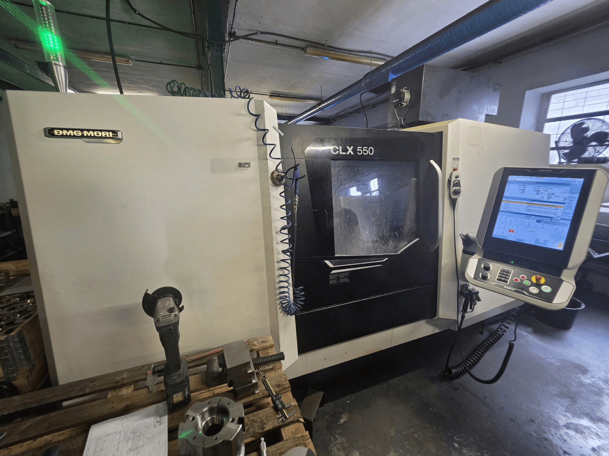 DMG MORI CLX 550 V3 horizontalus tekinimo staklės, vaizdas iš priekio, kuriame matomas valdymo pultas, pjovimo įrankiai ir staklių korpusas.