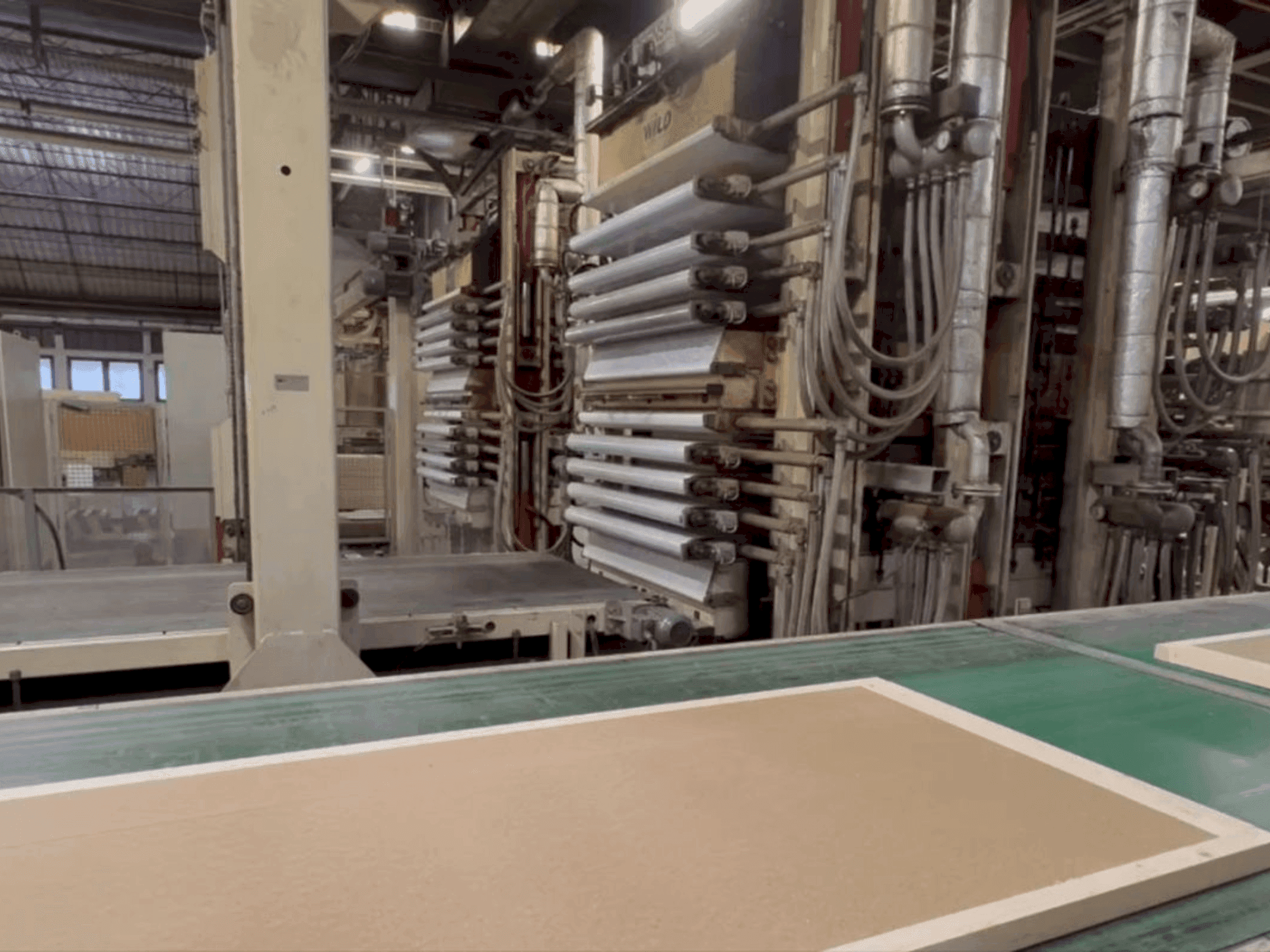 WILD Door leaf press line Mašinos vaizdas iš priekio