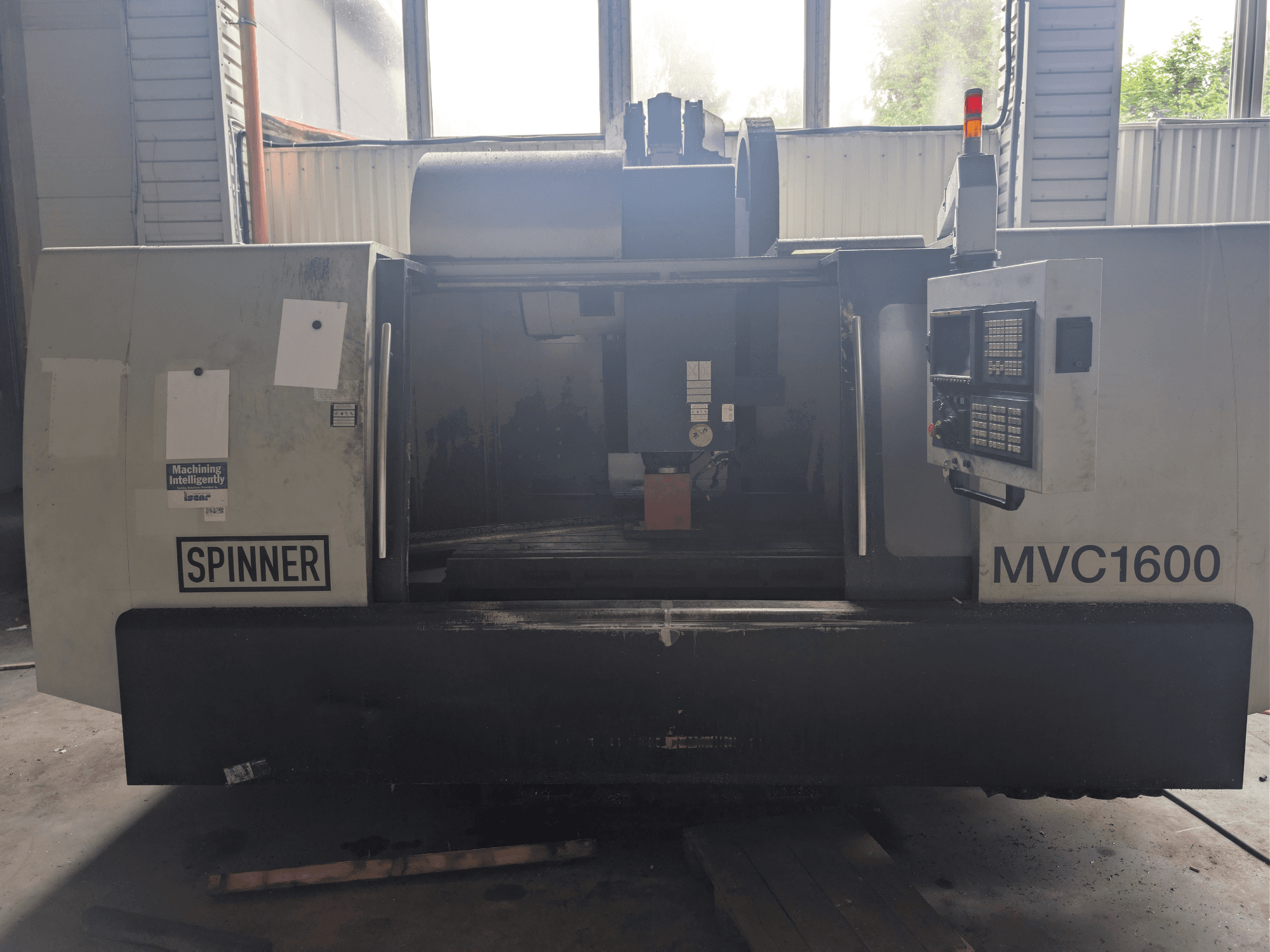 Vertikalus apdirbimo centras „SPINNER MVC-1600“, vaizdas iš priekio, kuriame matomas valdymo pultas ir apdirbimo zona. Tinka tiksliajam apdirbimui.