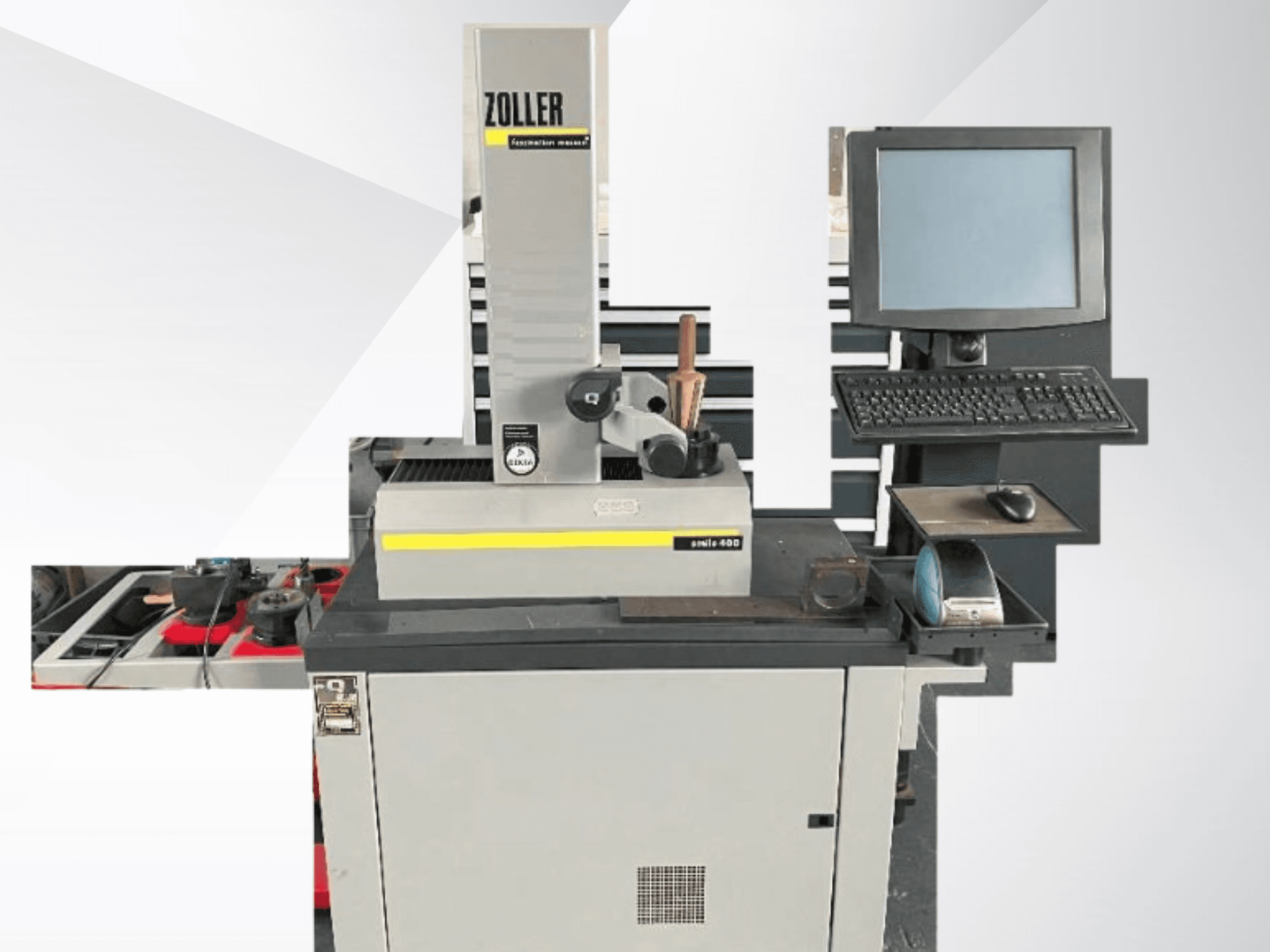 ZOLLER matavimo mašina su kompiuterio monitoriumi, klaviatūra ir įrankiais; iš priekio matyti pilka spalva ir modernus dizainas.