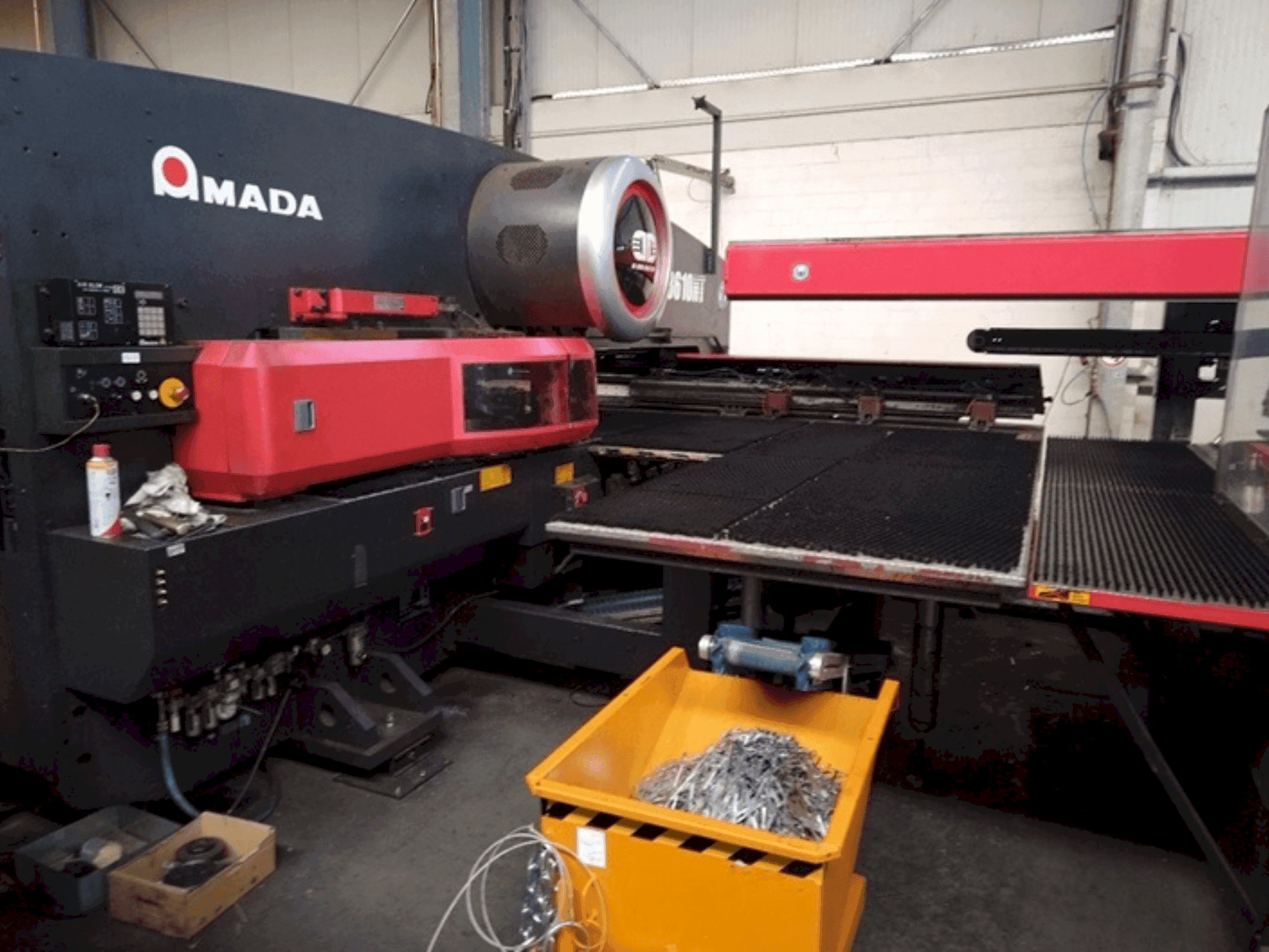 AMADA EMZ 3510 NT Mašinos vaizdas iš priekio