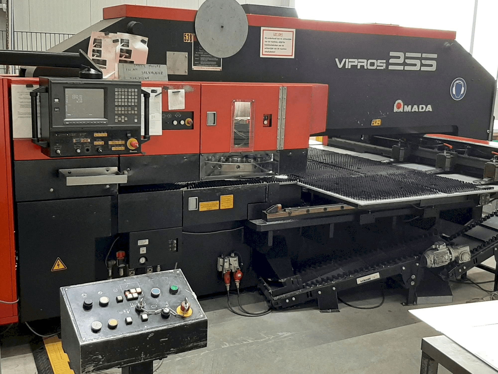 AMADA VIPROS 255 Mašinos vaizdas iš priekio