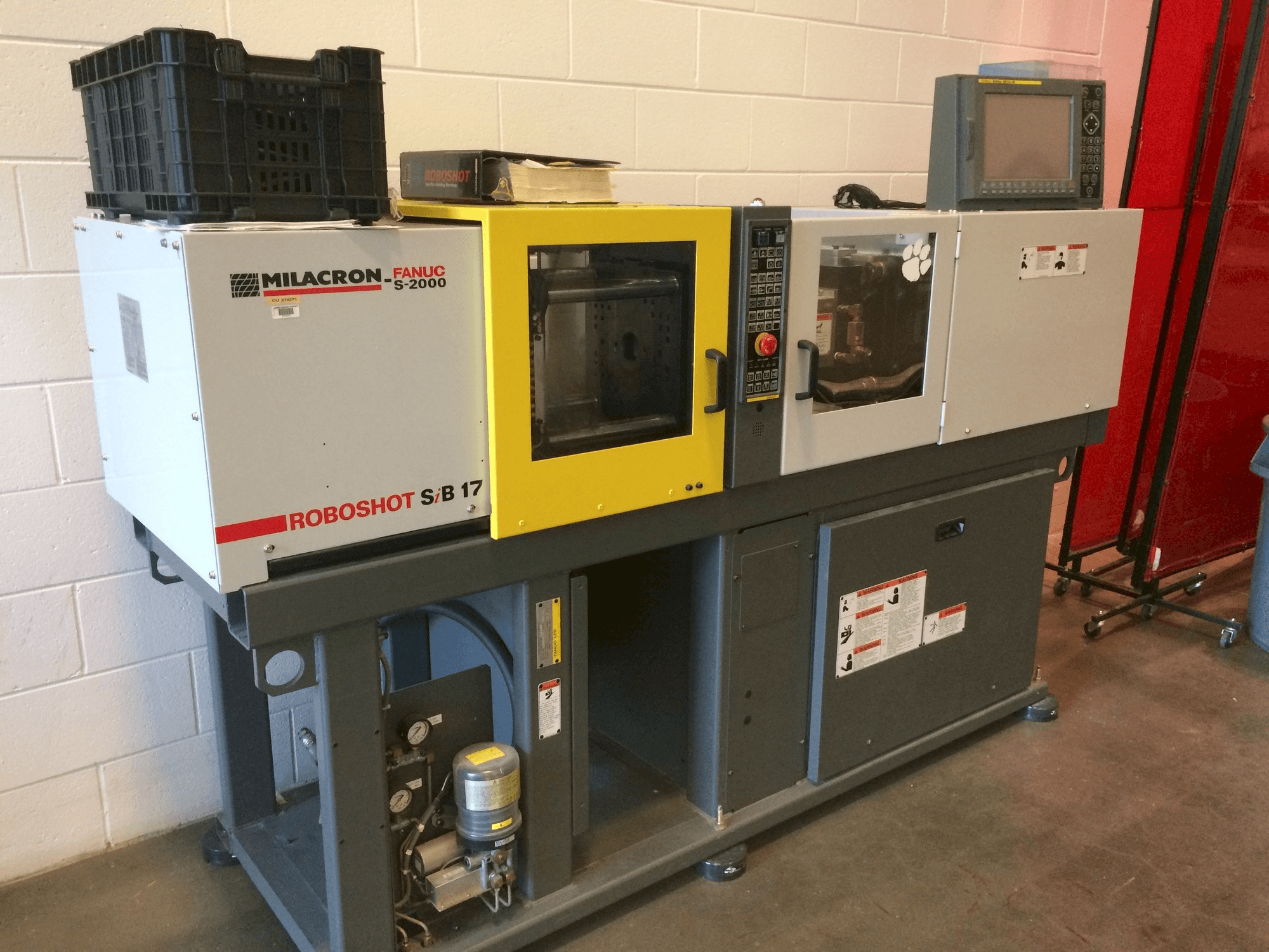 Milacron Roboshot S-2000i15A Mašinos vaizdas iš priekio