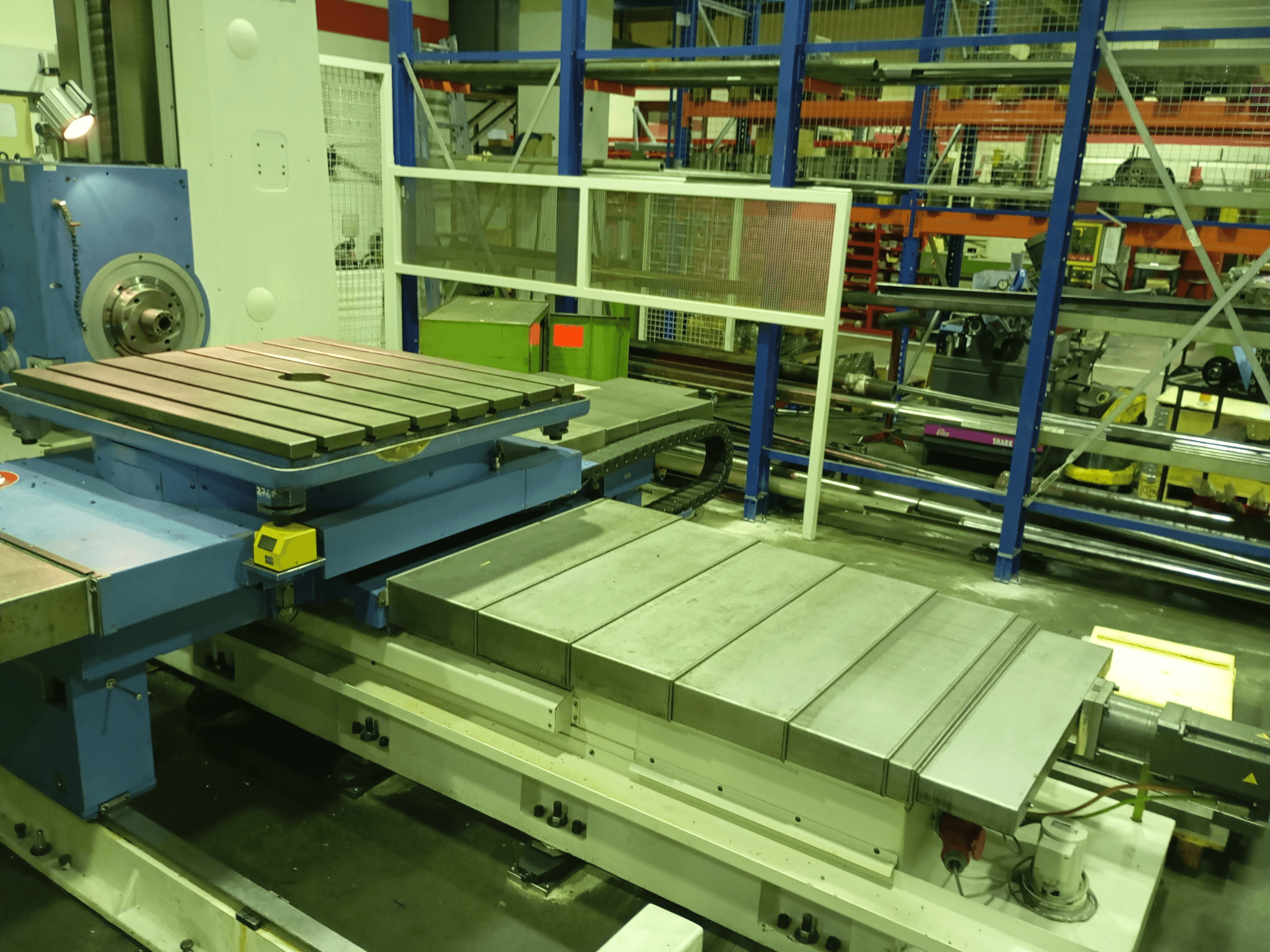 "Union Karl Marx Stadt BFT90/5 MSC" gręžimo staklės, vaizdas iš priekio; turi didelį plokščią stalą, motorizuotą pagrindą ir metalinę konstrukciją.