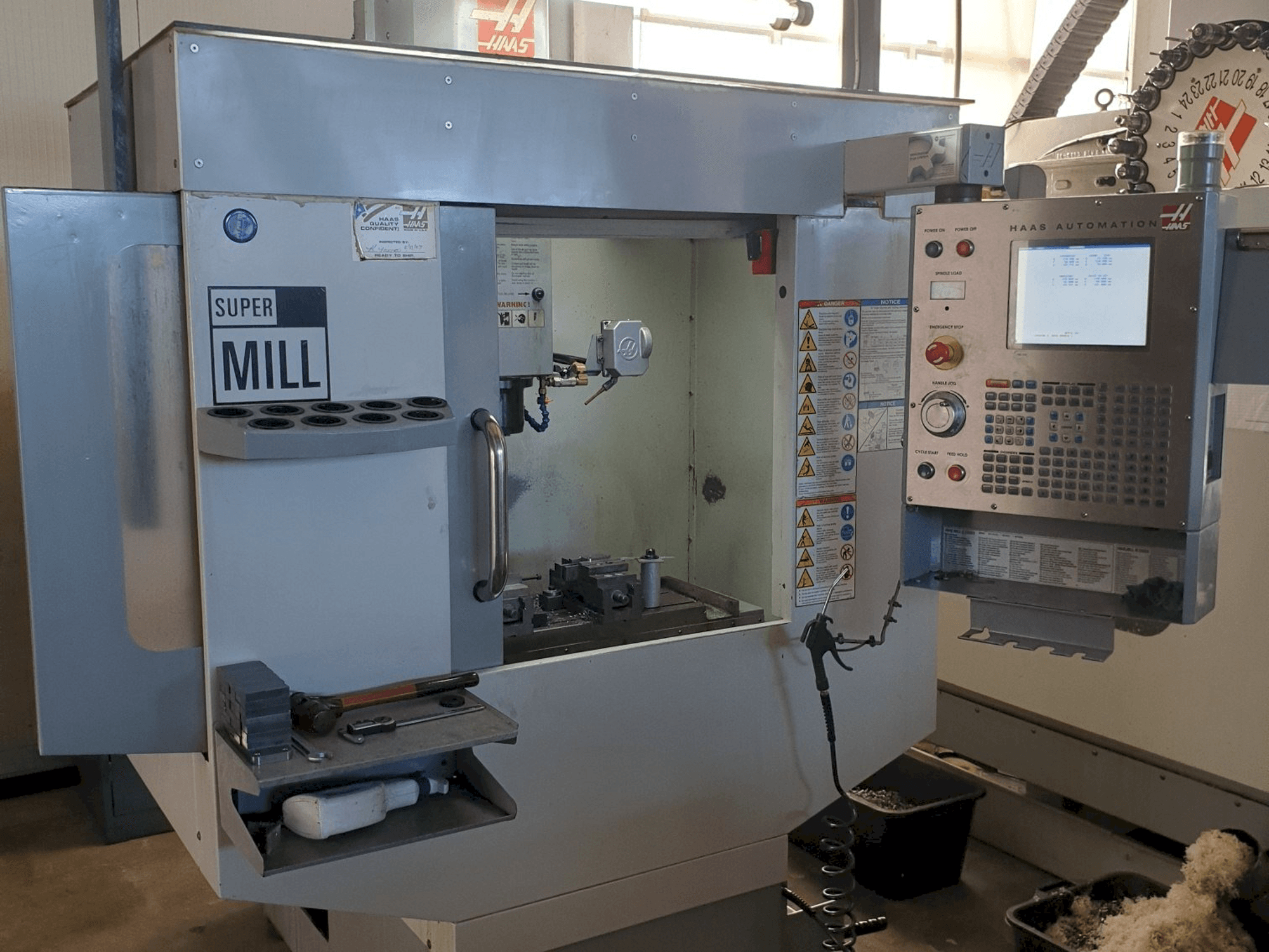 HAAS SUPER MINI MILL Mašinos vaizdas iš priekio