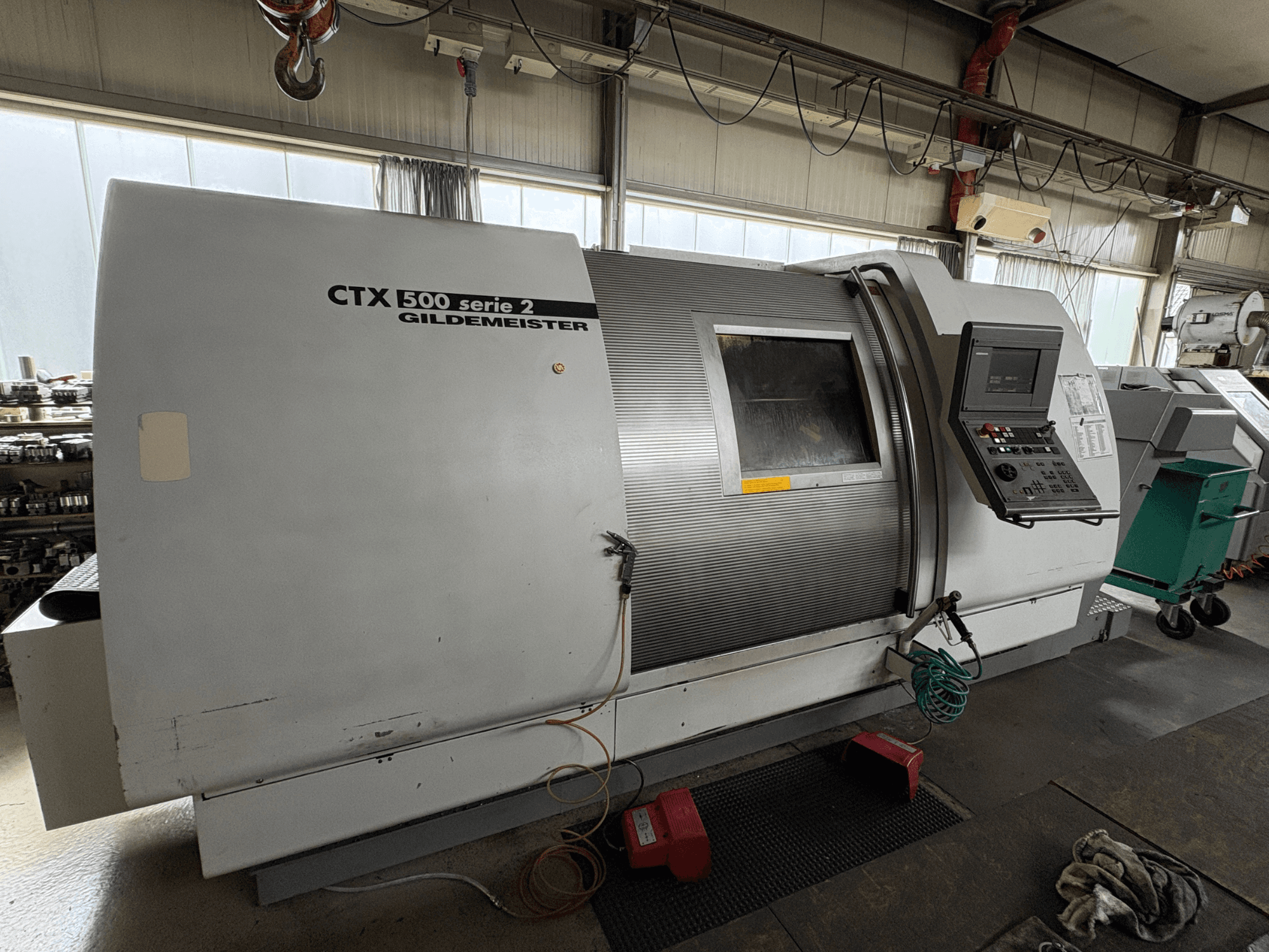 Horizontali tekinimo staklė „Gildemeister CTX 500 S2“, vaizdas iš šono, kuriame matomi valdymo skydas ir pagrindinio korpuso detalės.