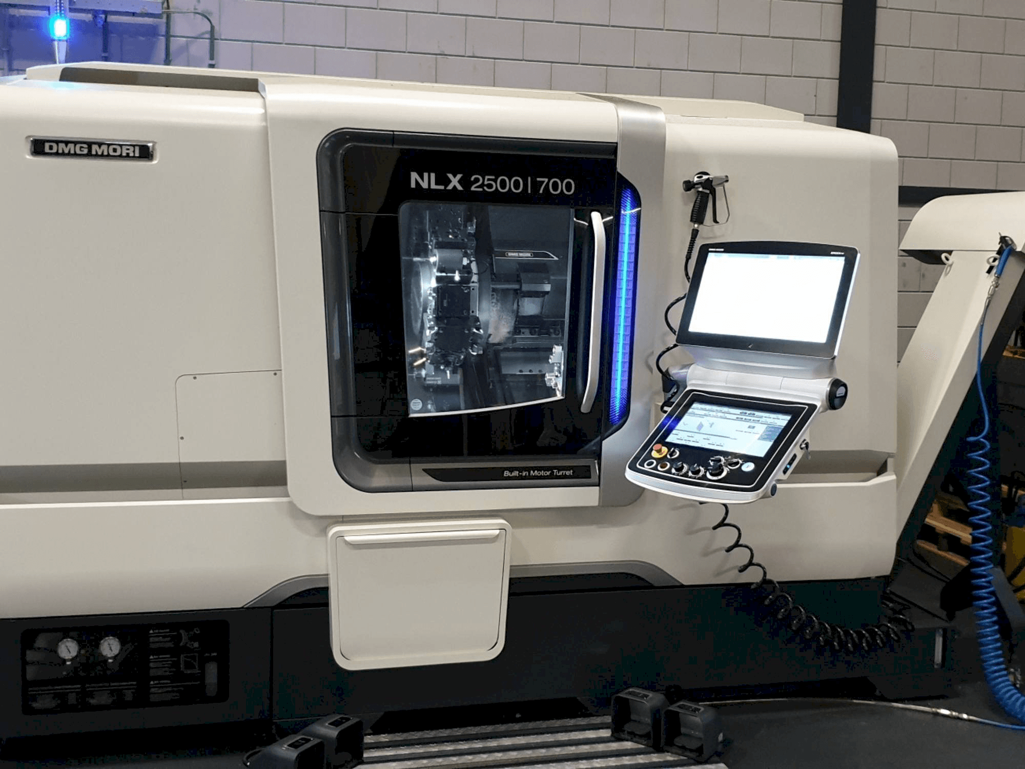 DMG MORI NLX2500 / 700 SY Mašinos vaizdas iš priekio