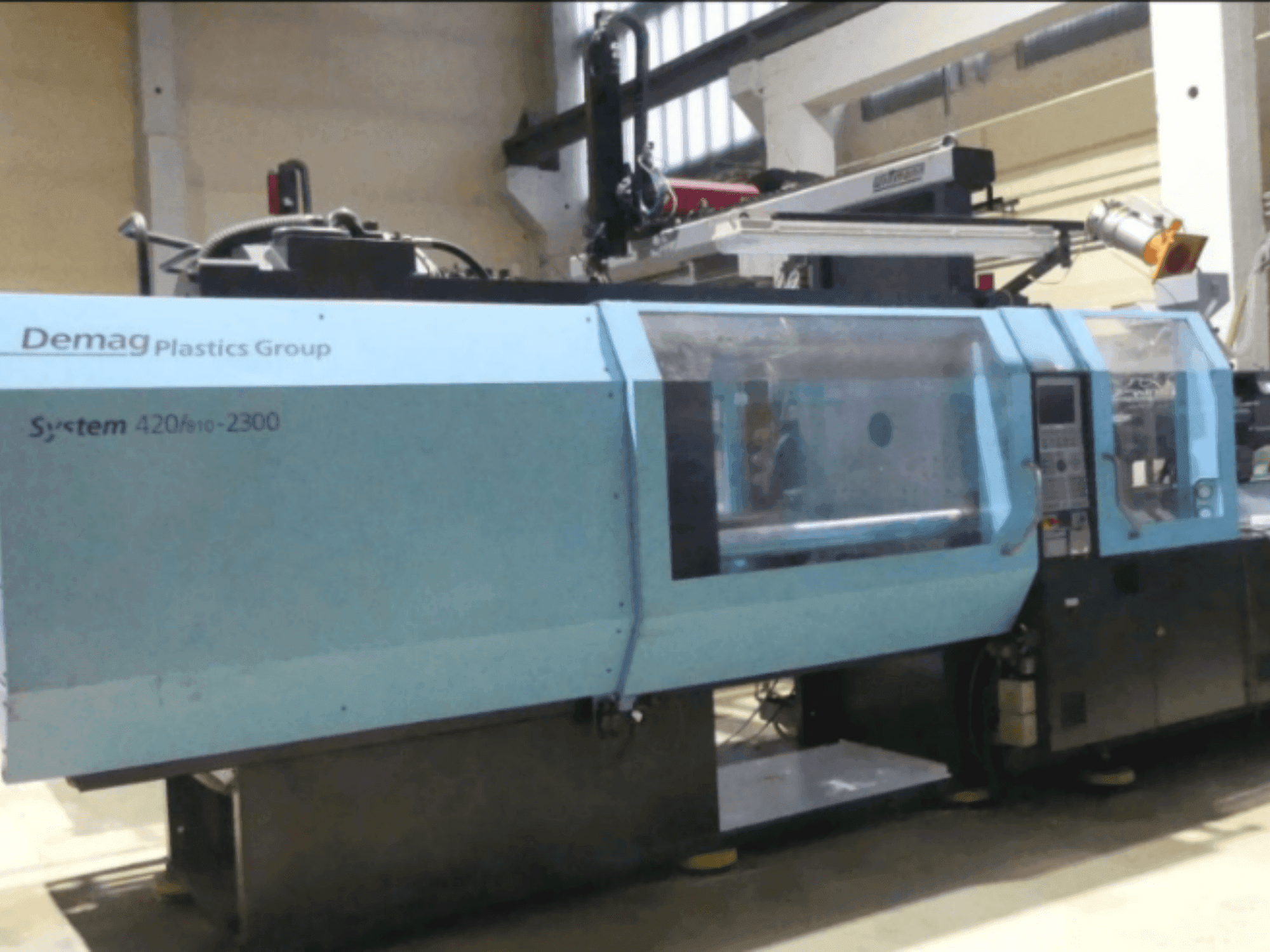 DEMAG Ergotech 420/810-2300 Mašinos vaizdas iš priekio