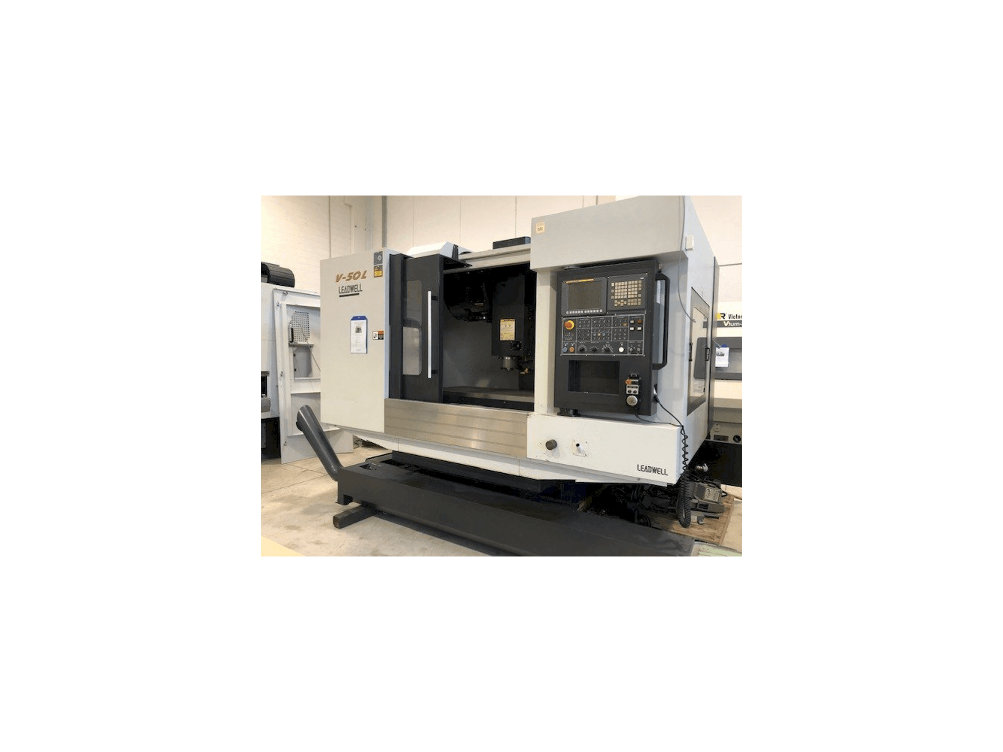 Leadwell V50L Mašinos vaizdas iš priekio