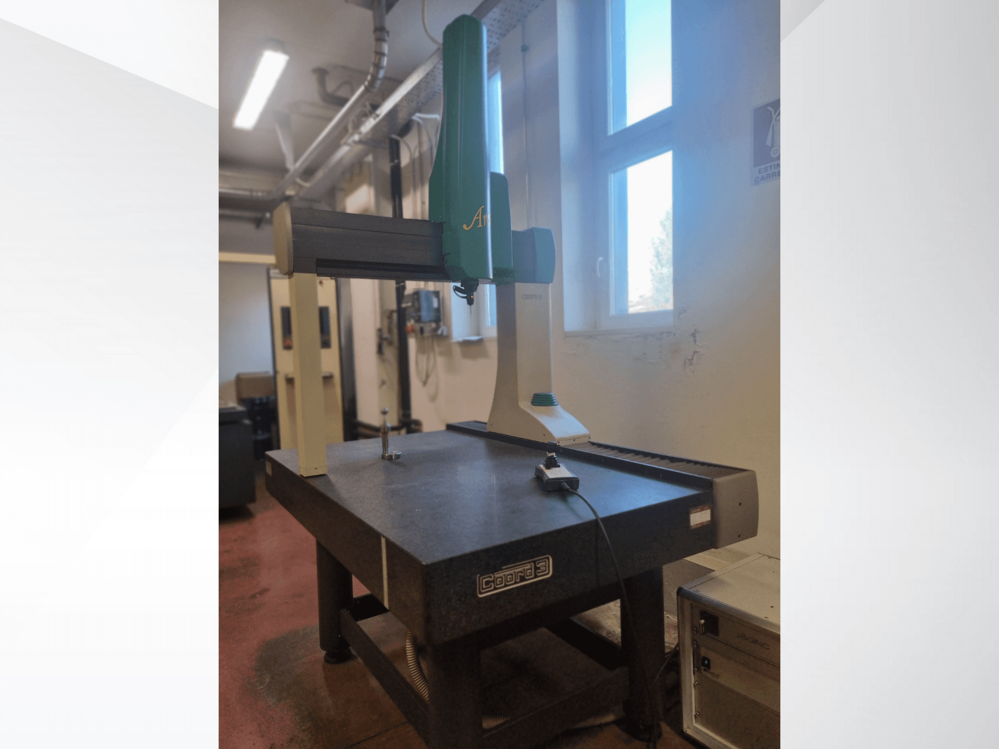 "GOM Atos" 3D skeneris iš priekio ant granitinio matavimo stalo, su matomu kabeliu ir valdymo įtaisu.