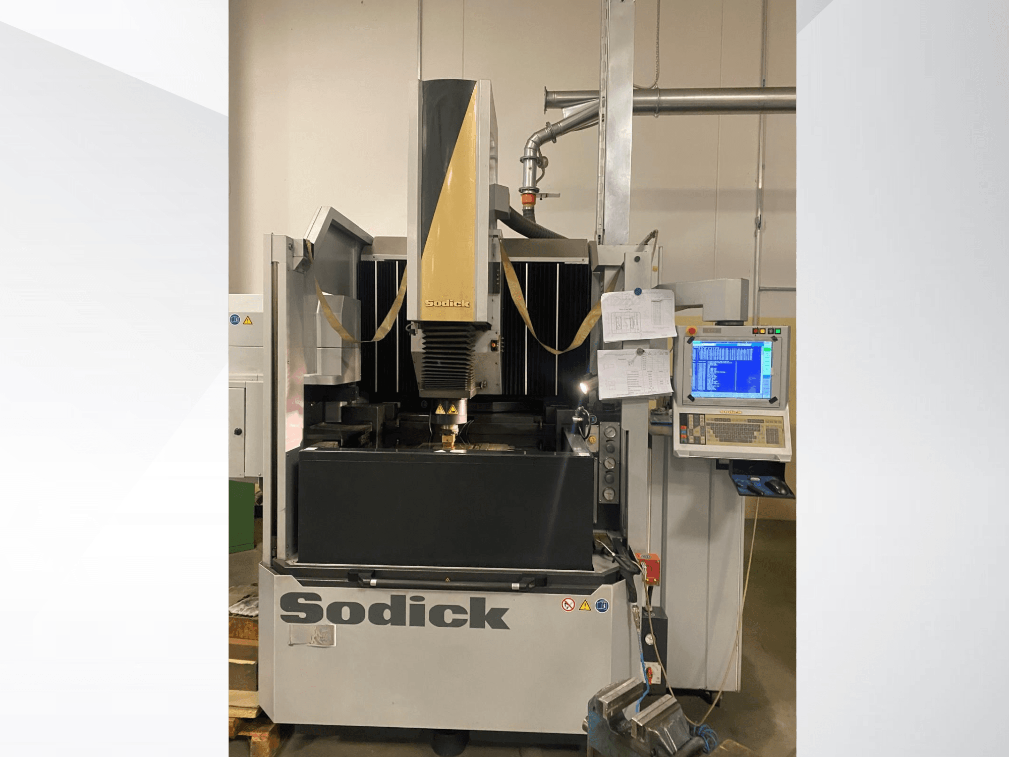 Sodick EDM staklės iš priekio su valdymo pultu, darbo stalu ir viršutine pjovimo galvute.