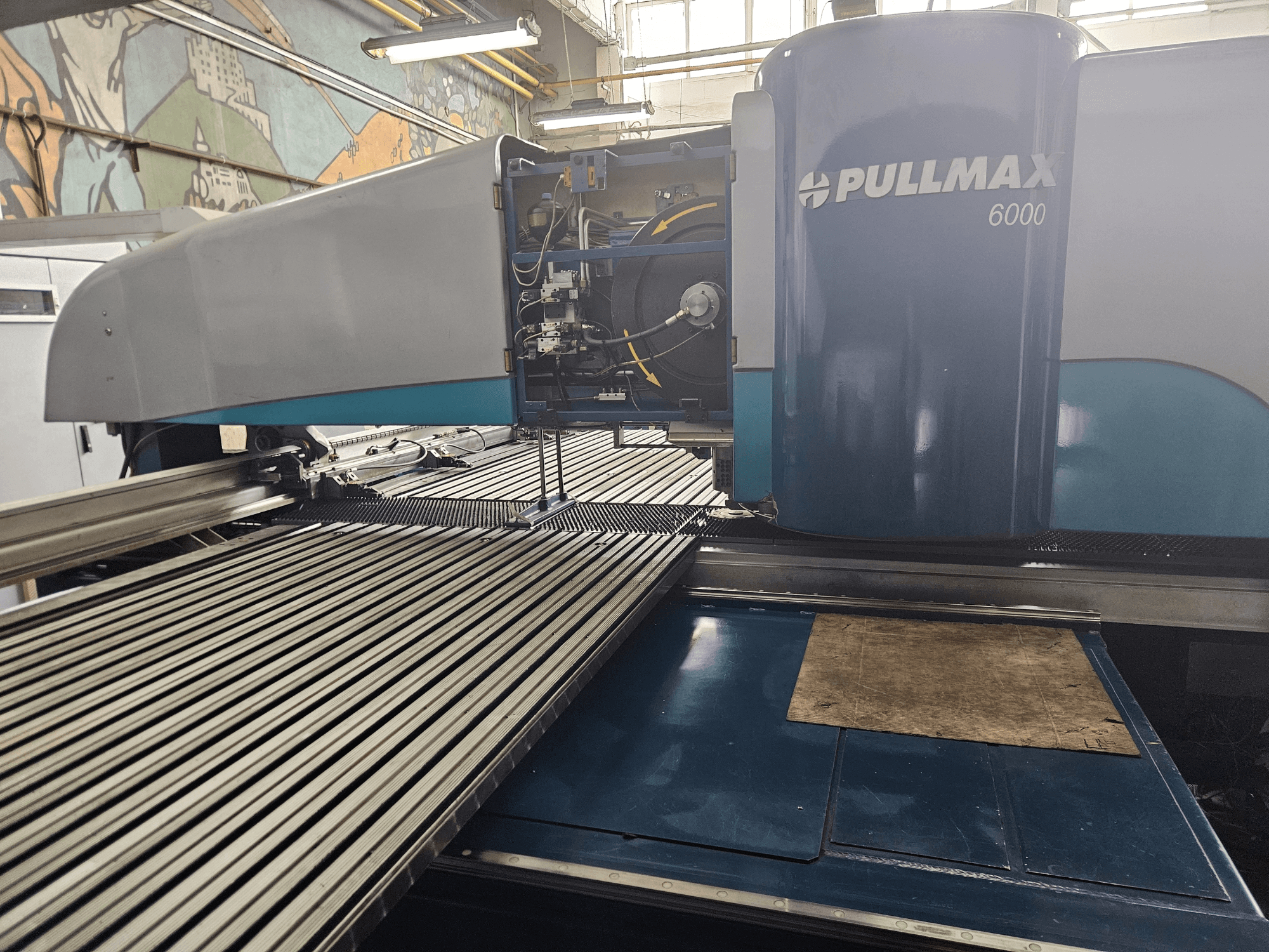 "Pullmax 6000" CNC perforatoriaus vaizdas iš priekio, pasižymintis elegantišku dizainu, valdymo skydeliu ir metaliniu darbo paviršiumi.