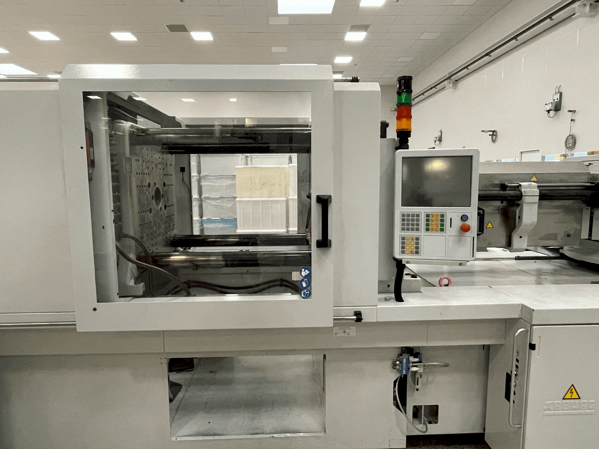 Arburg Allrounder 570 H 2000-1300 Mašinos vaizdas iš priekio