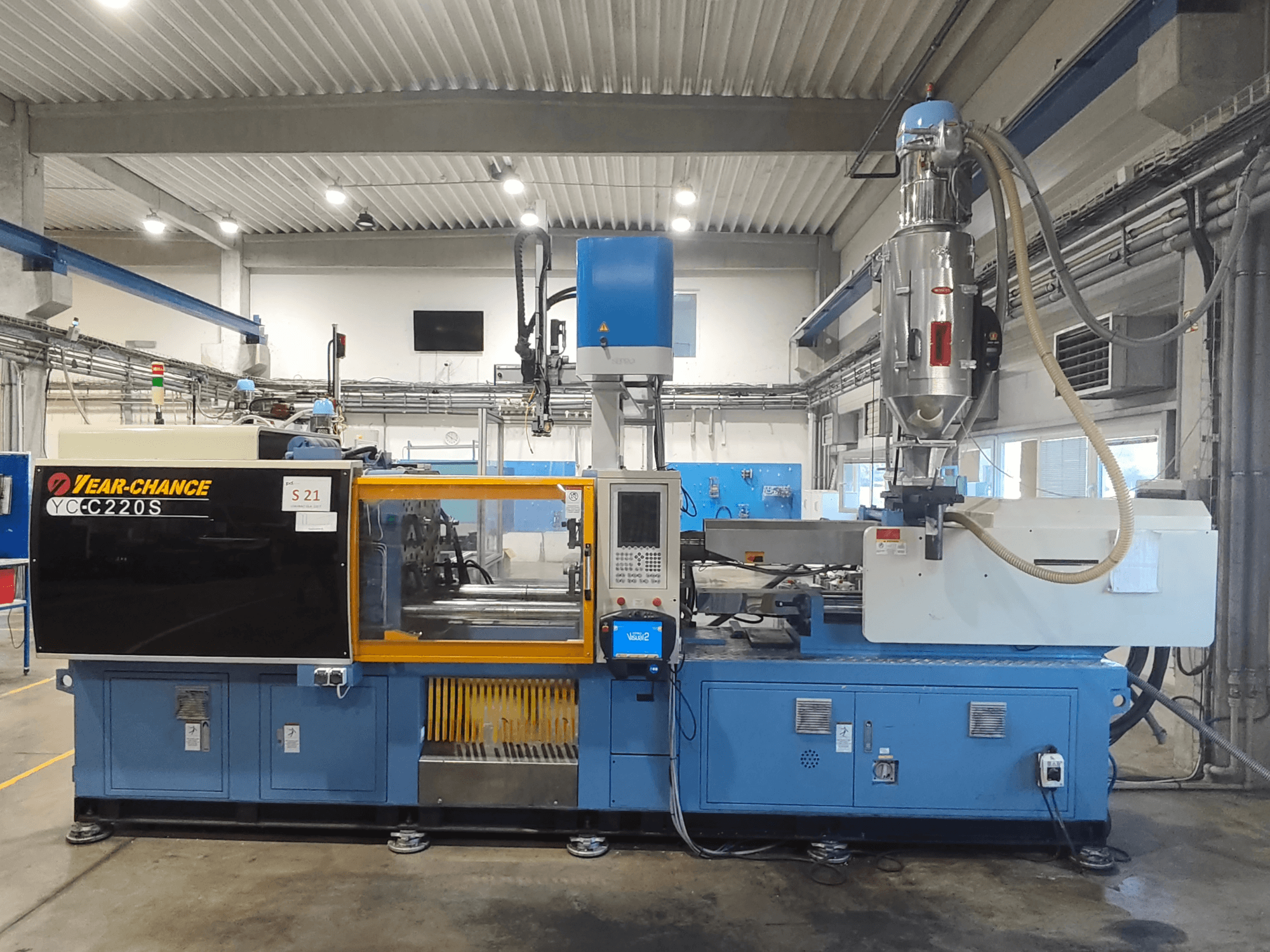 Elektrinė liejimo mašina „YEAR-CHANCE YC-C 220S“, vaizdas iš priekio, su valdymo pultu ir žaliavų bunkeriu.