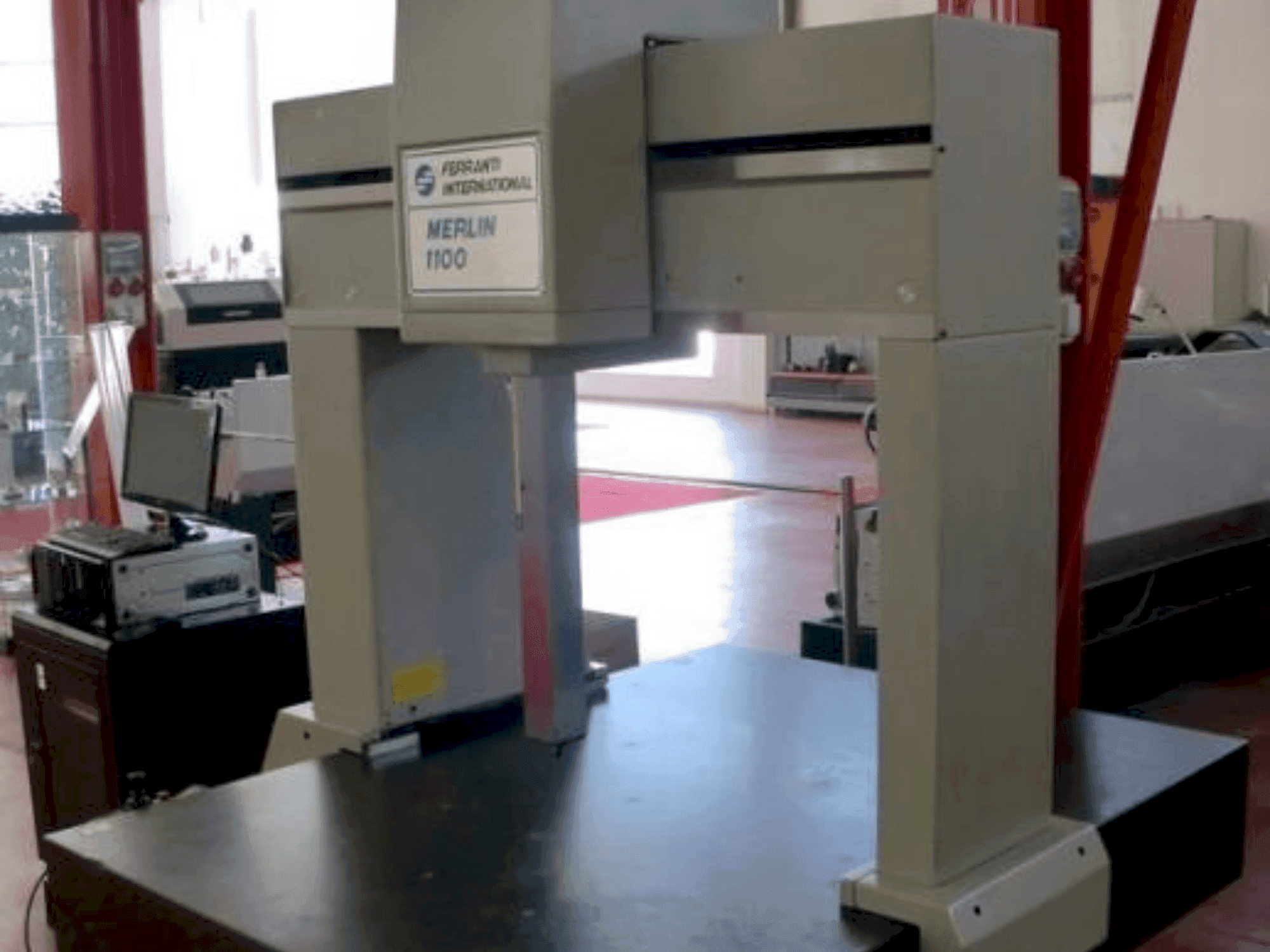 FERRANTI INTERNATIONAL MERLIN 1100 Mašinos vaizdas iš priekio