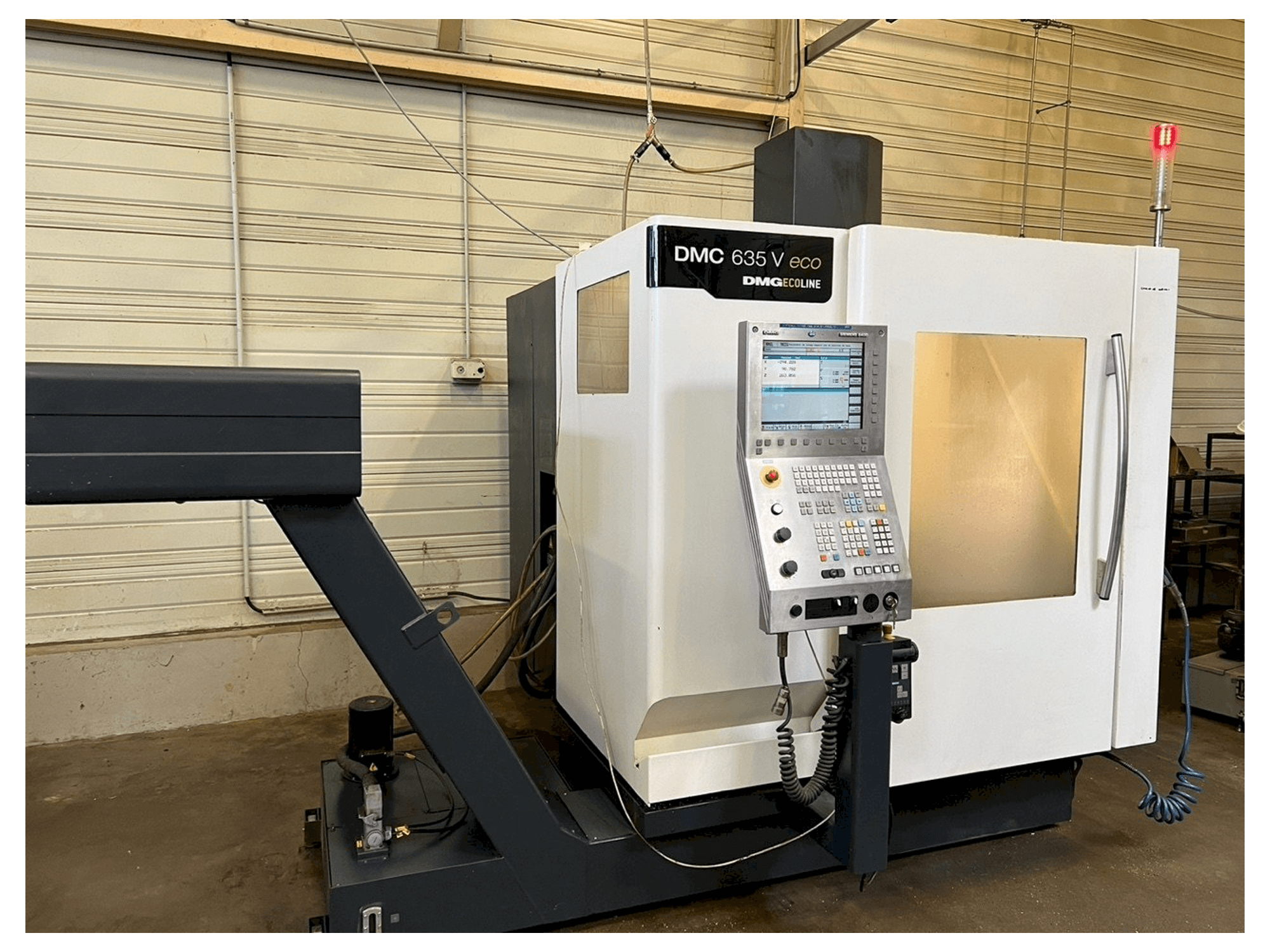 DMG DMC 635V ECOLINE Mašinos vaizdas iš priekio